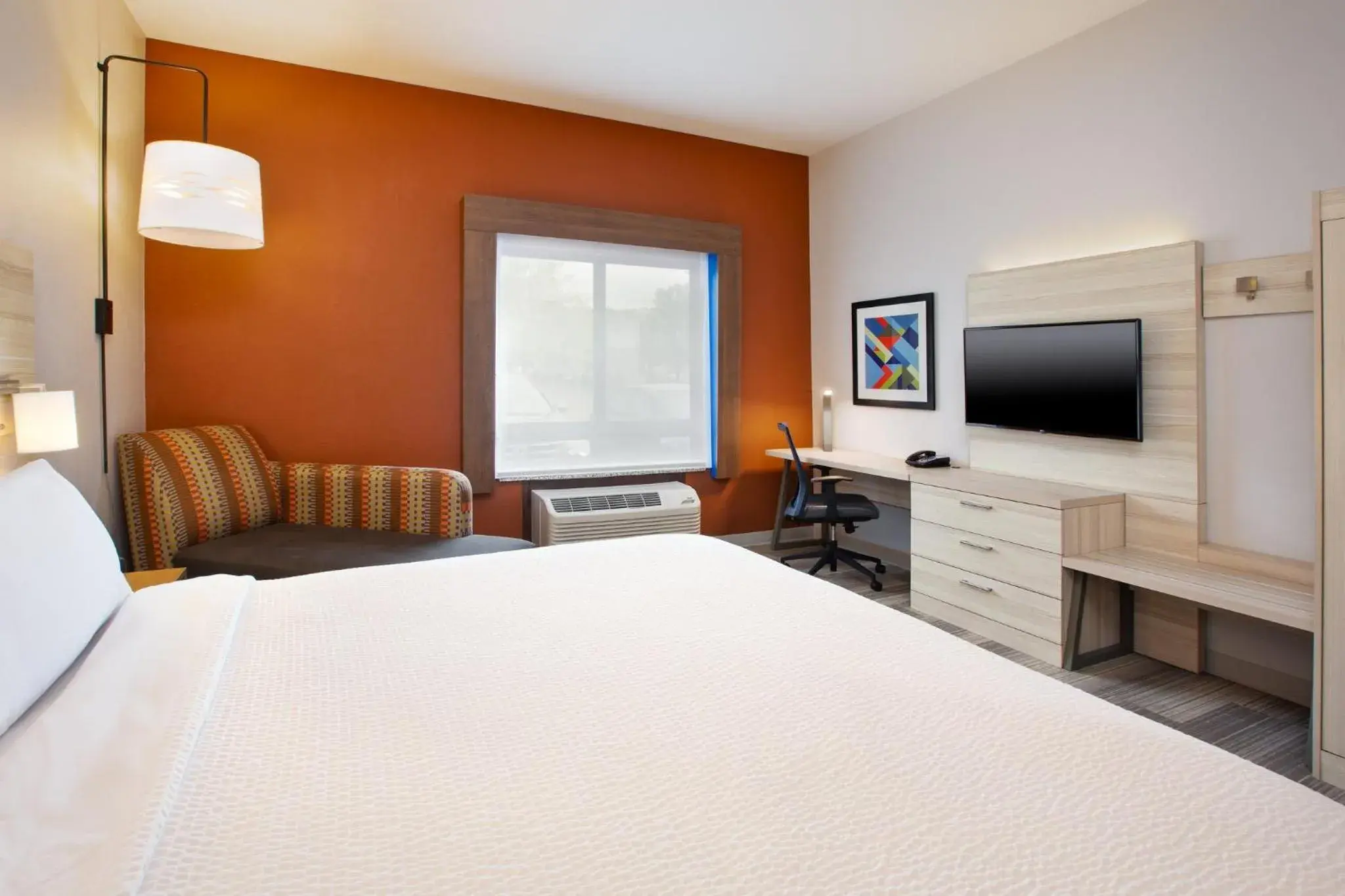 Standard King Room with Mobility Accessible Tub in Holiday Inn Express Hotel & Suites Athens by IHG Standard King Room with Mobility Accessible Tub in Holiday Inn Express Hotel & Suites Athens by IHG