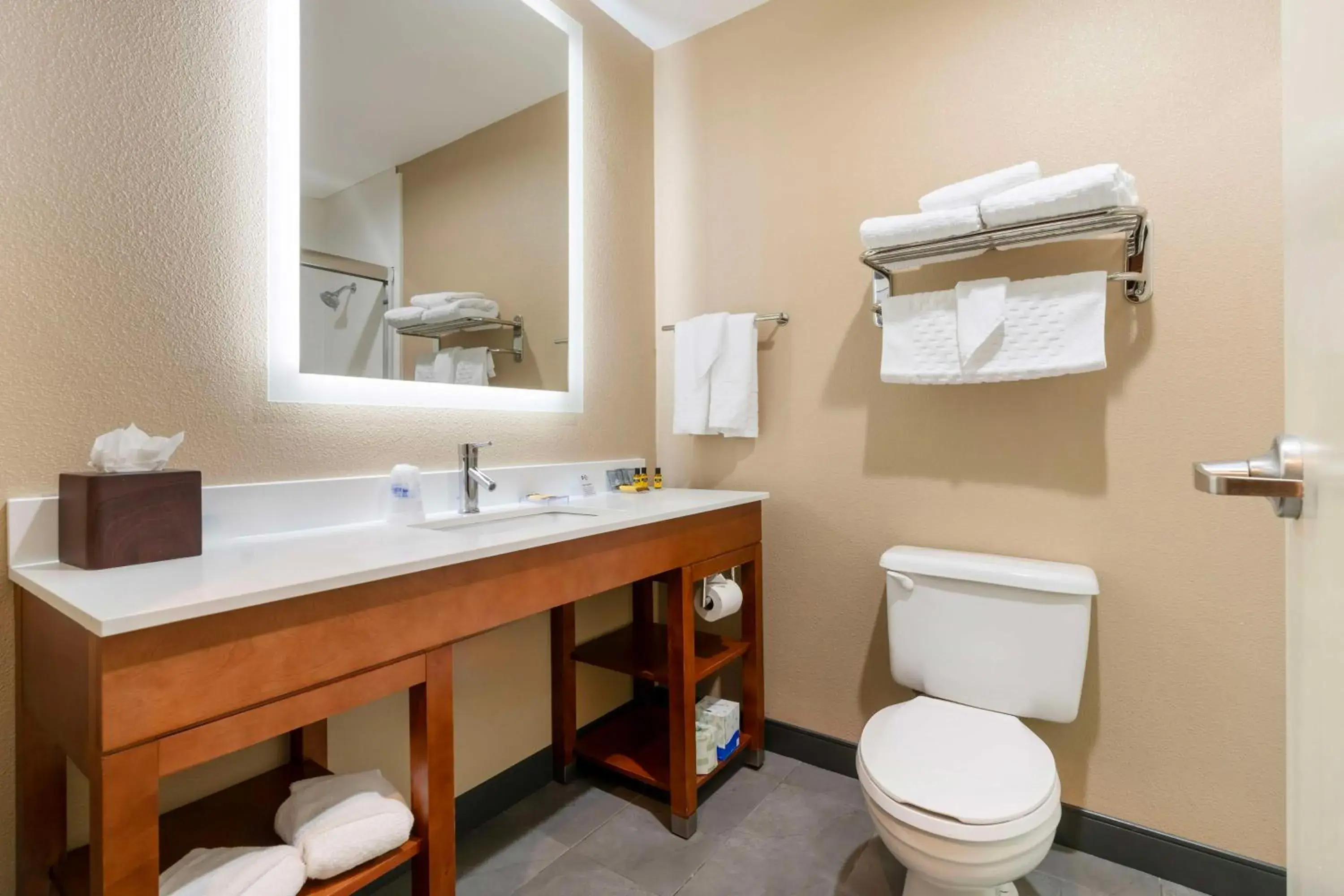 Bathroom in Best Western Bend North Bathroom in Best Western Bend North