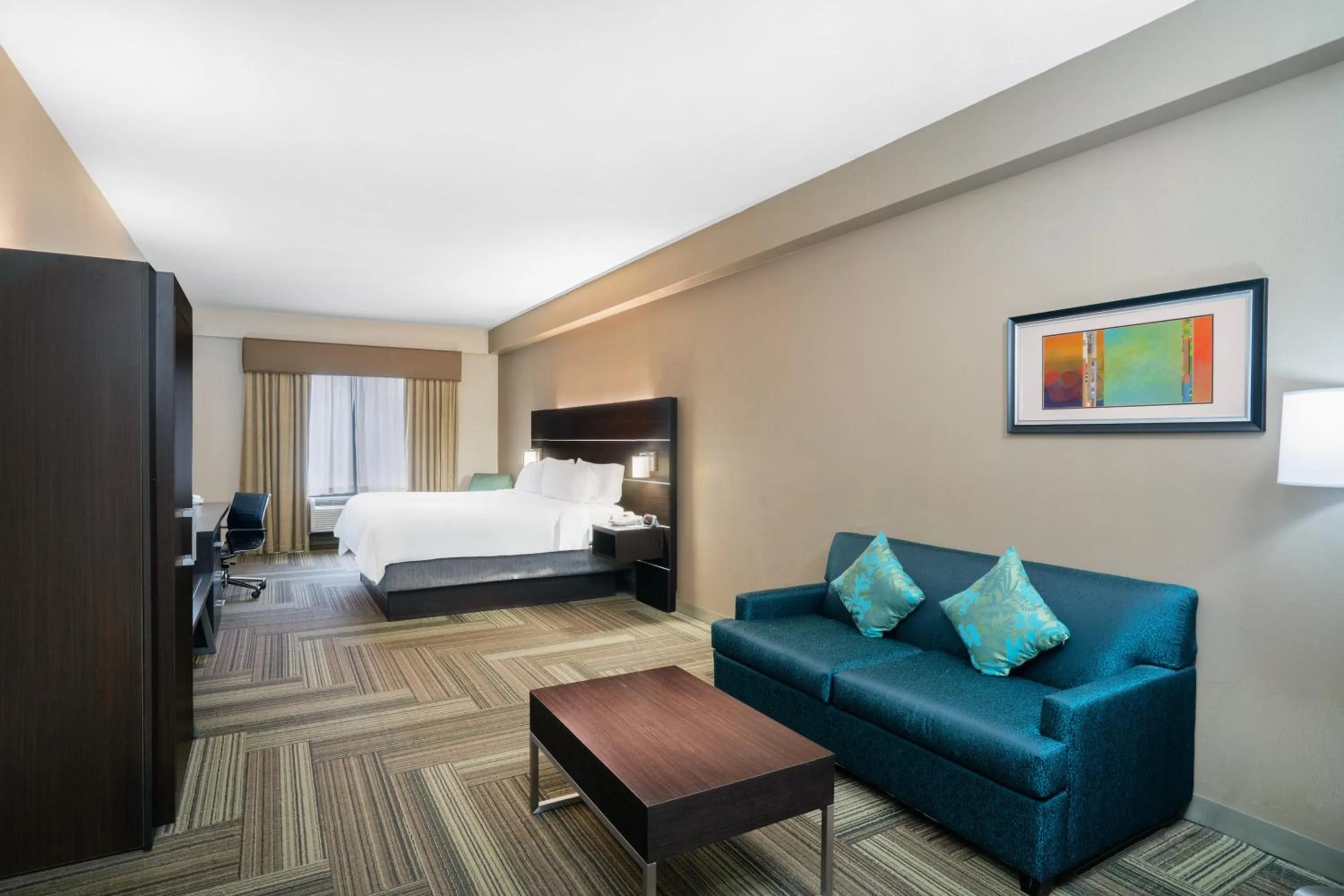 Photo of the whole room, Bed in Holiday Inn Express Hotel & Suites Ashland by IHG