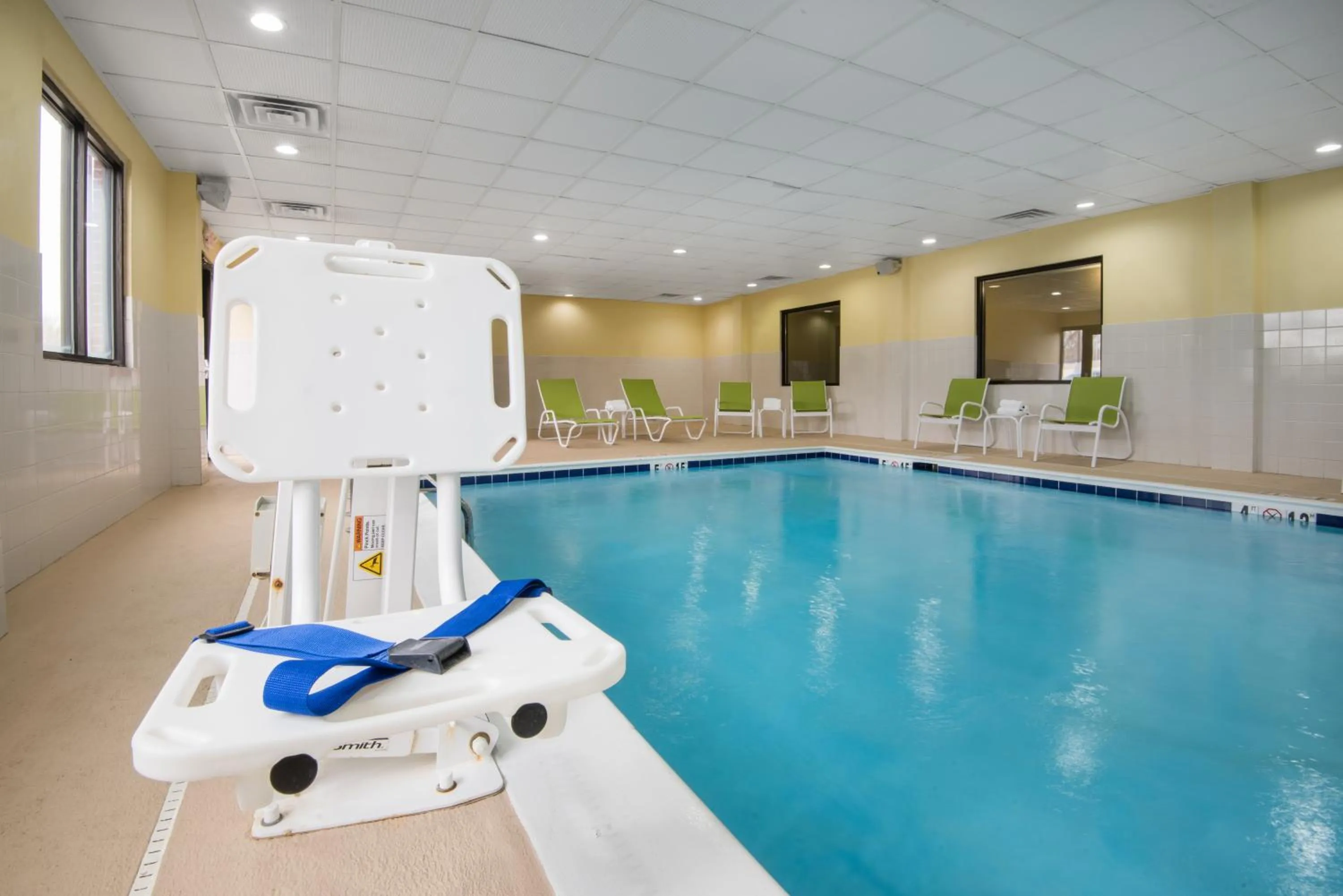 Swimming pool in Holiday Inn Express Hotel & Suites Ashland by IHG