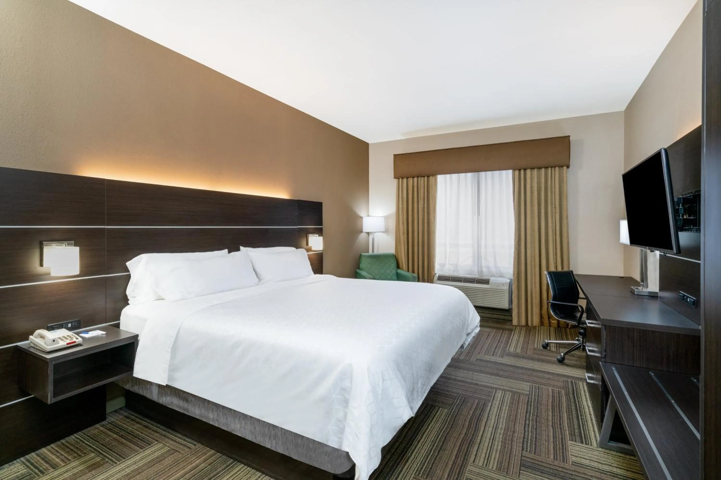 Photo of the whole room, Bed in Holiday Inn Express Hotel & Suites Ashland by IHG