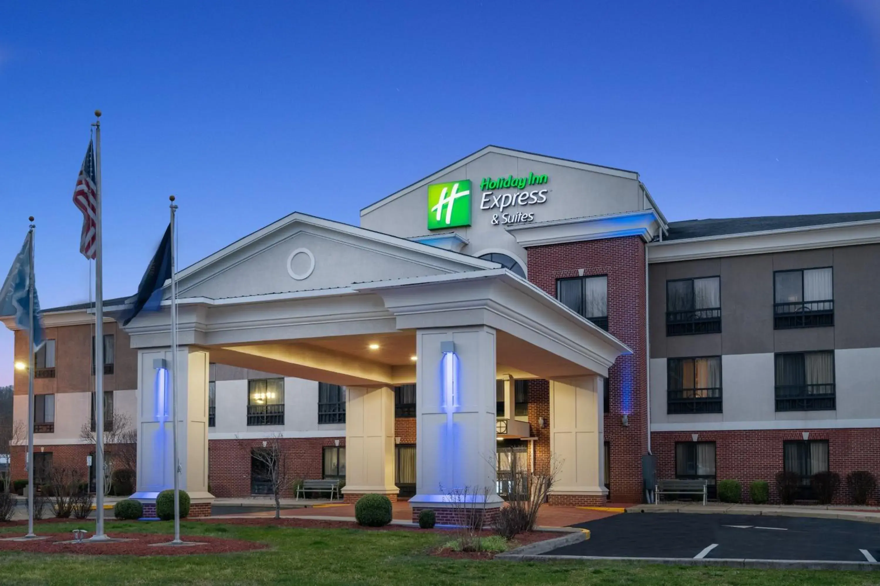Property building in Holiday Inn Express Hotel & Suites Ashland by IHG Property building in Holiday Inn Express Hotel & Suites Ashland by IHG