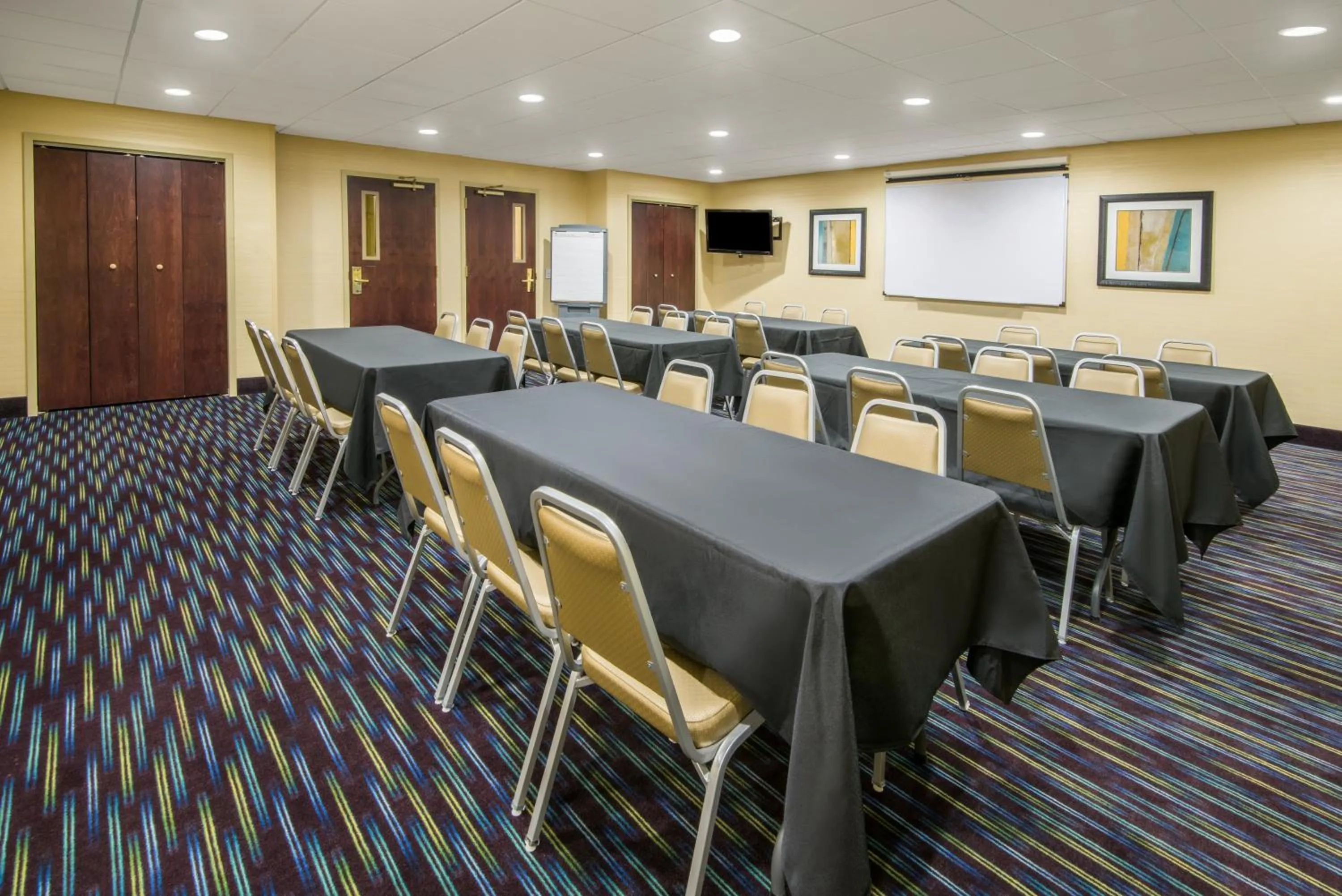Meeting/conference room in Holiday Inn Express Hotel & Suites Ashland by IHG