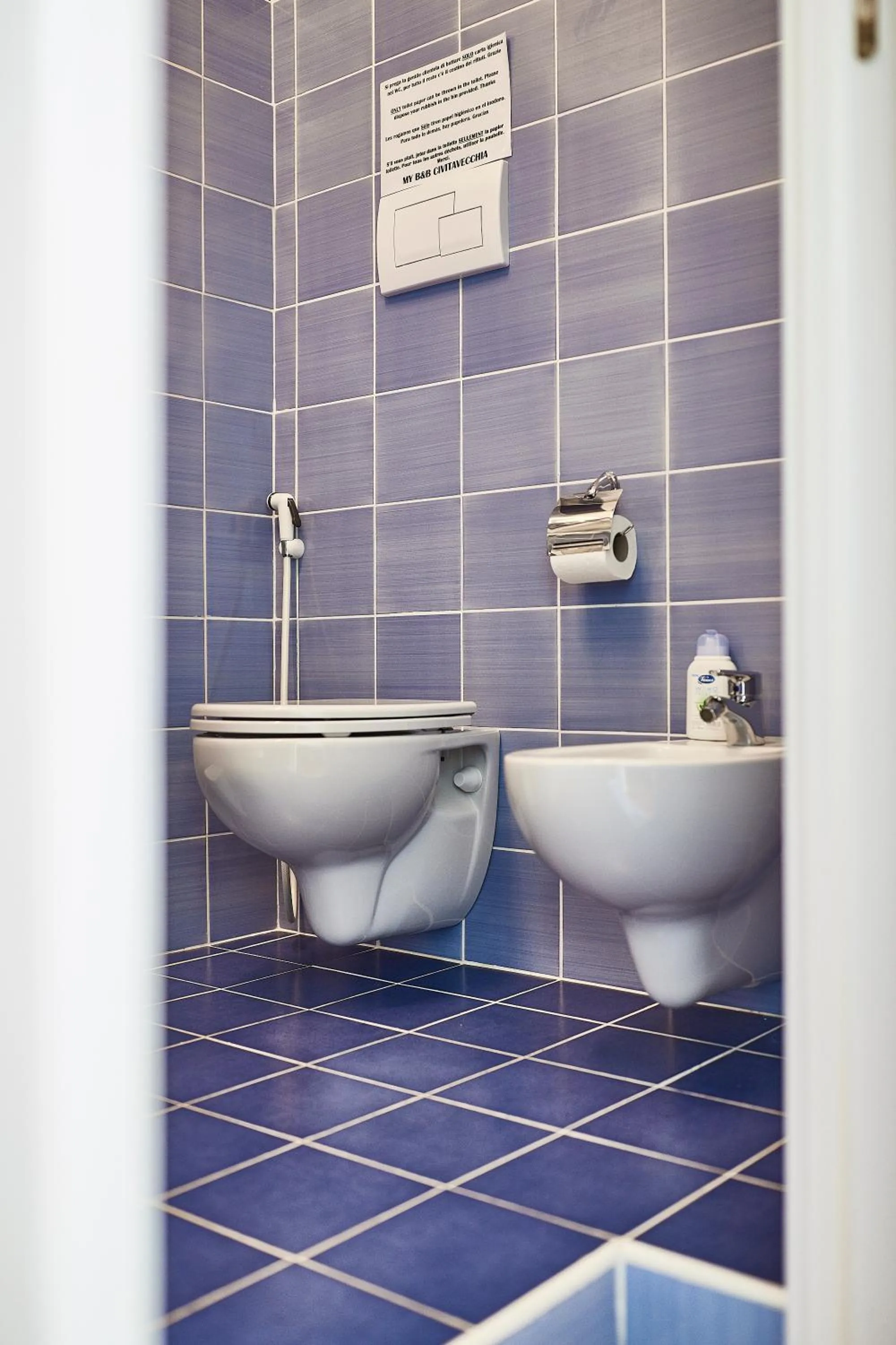 Shower in BB HomEitaly Civitavecchia