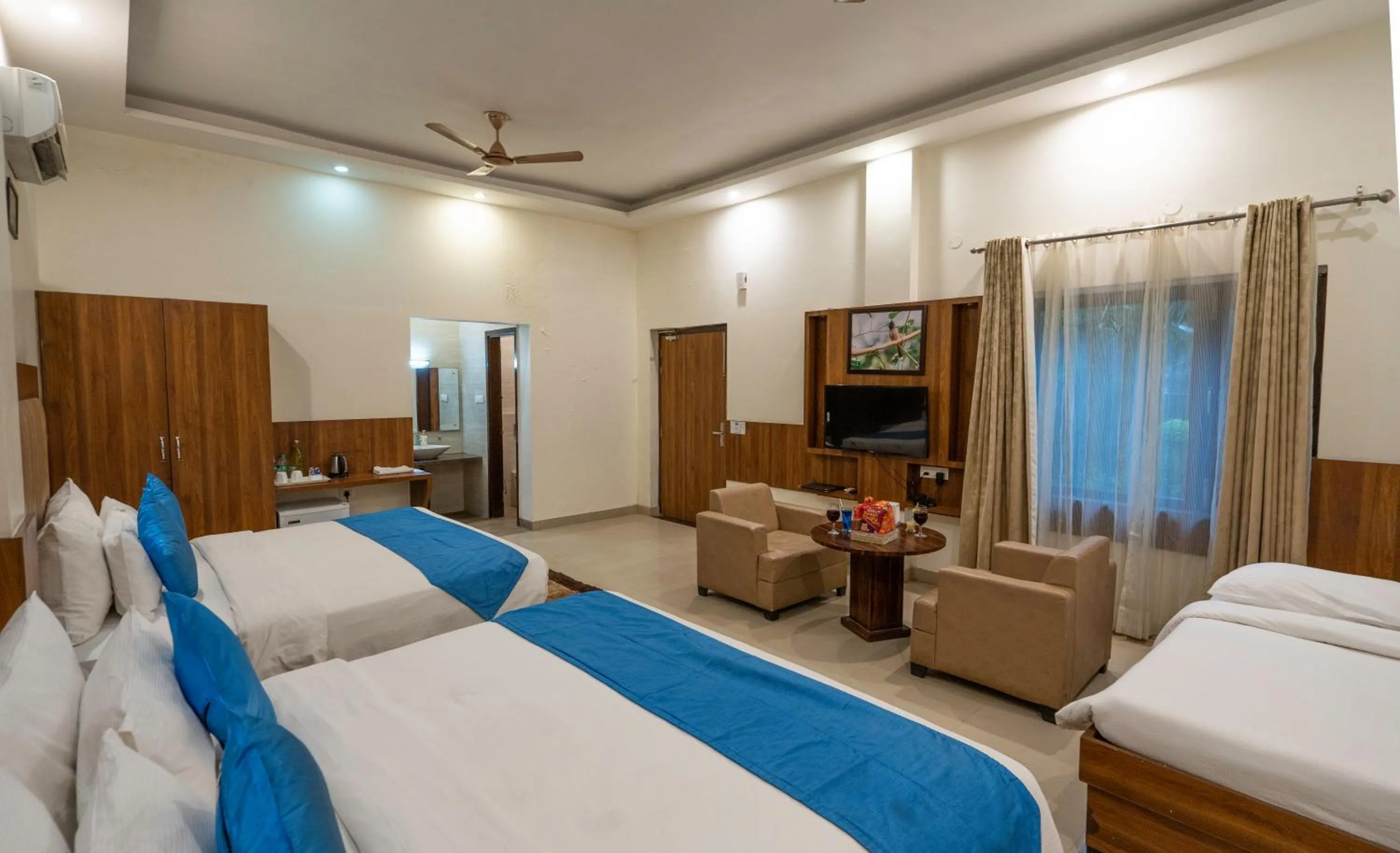 Seating area, Bed in Winsome Resort & Spa Corbett