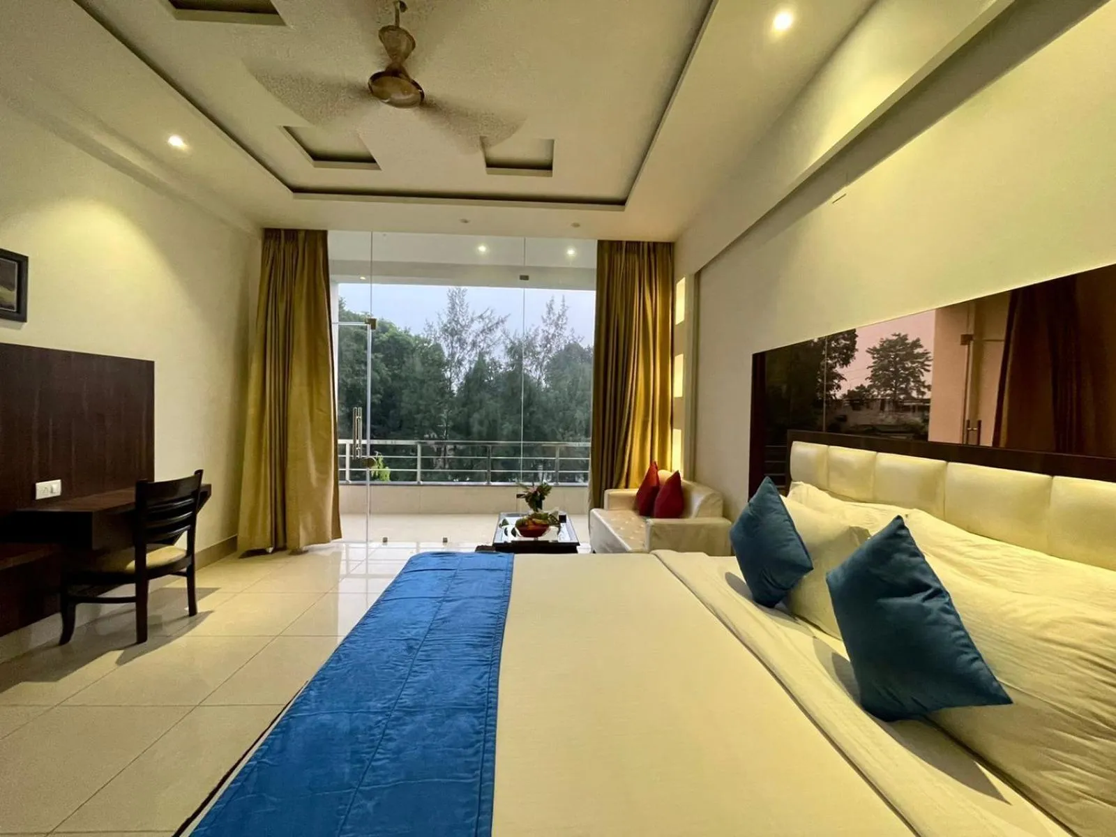 Photo of the whole room, Bed in Winsome Resort & Spa Corbett