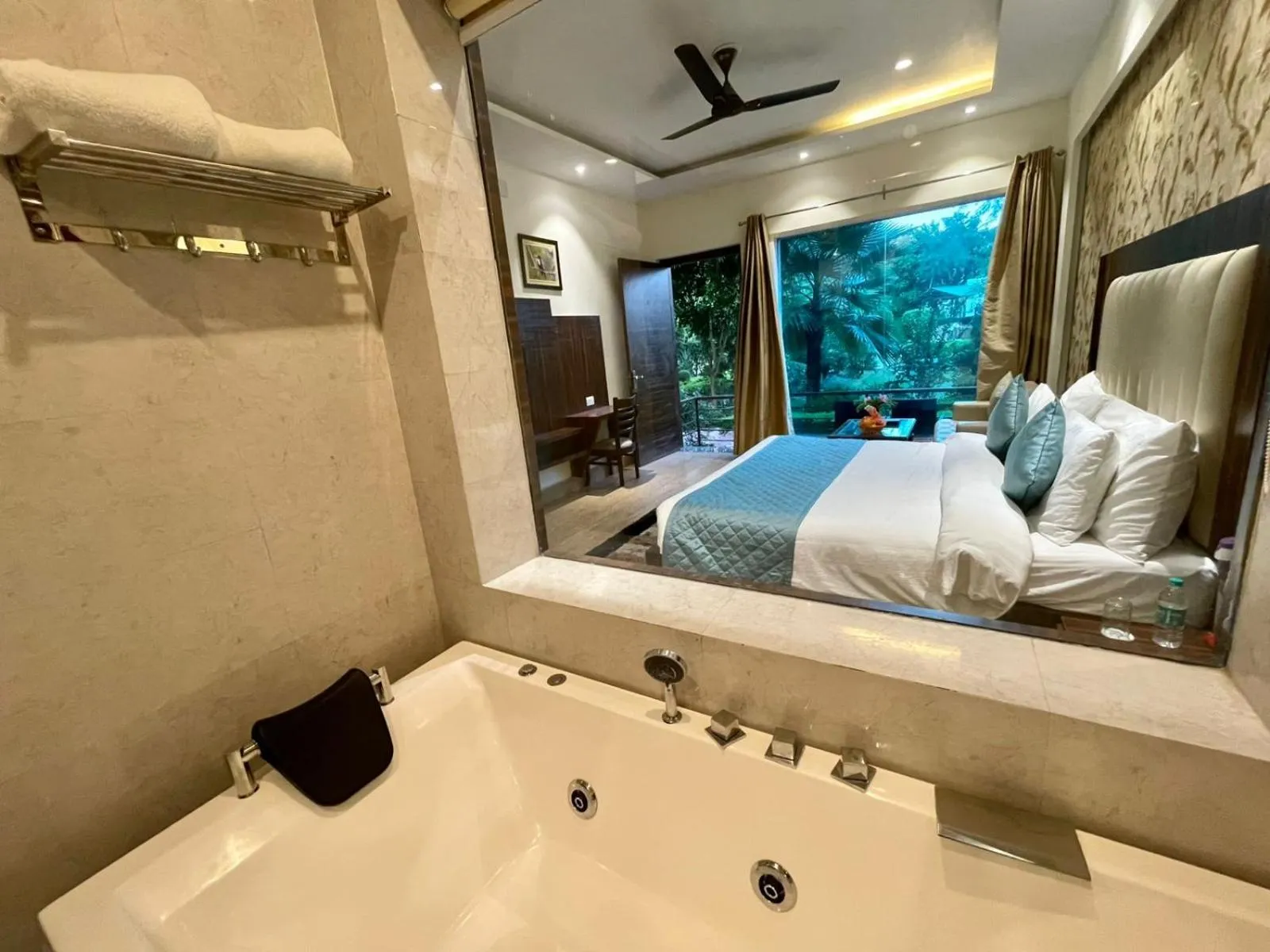 Bathroom, Bed in Winsome Resort & Spa Corbett