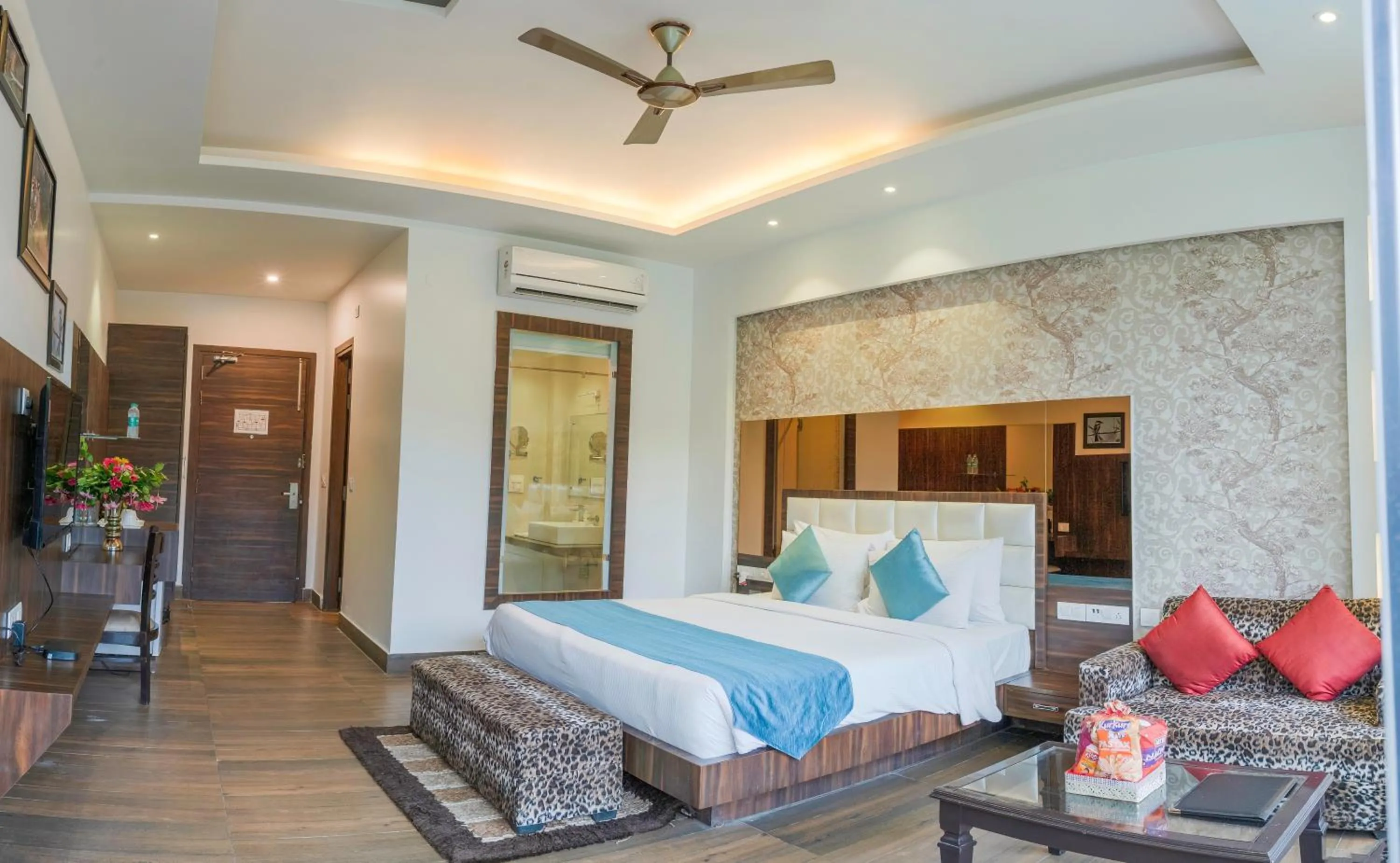 Living room, Bed in Winsome Resort & Spa Corbett
