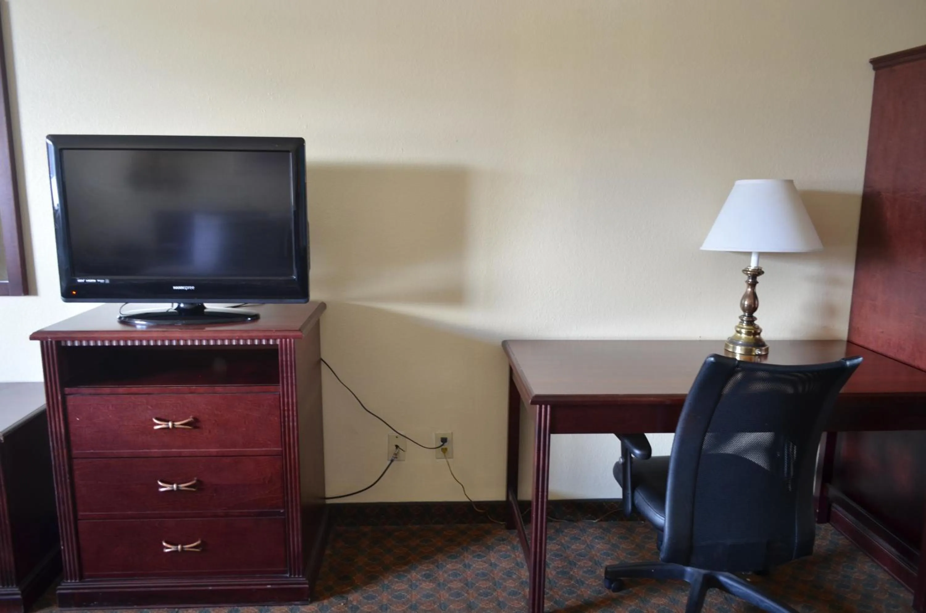 TV and multimedia in National 9 Inn Wellington