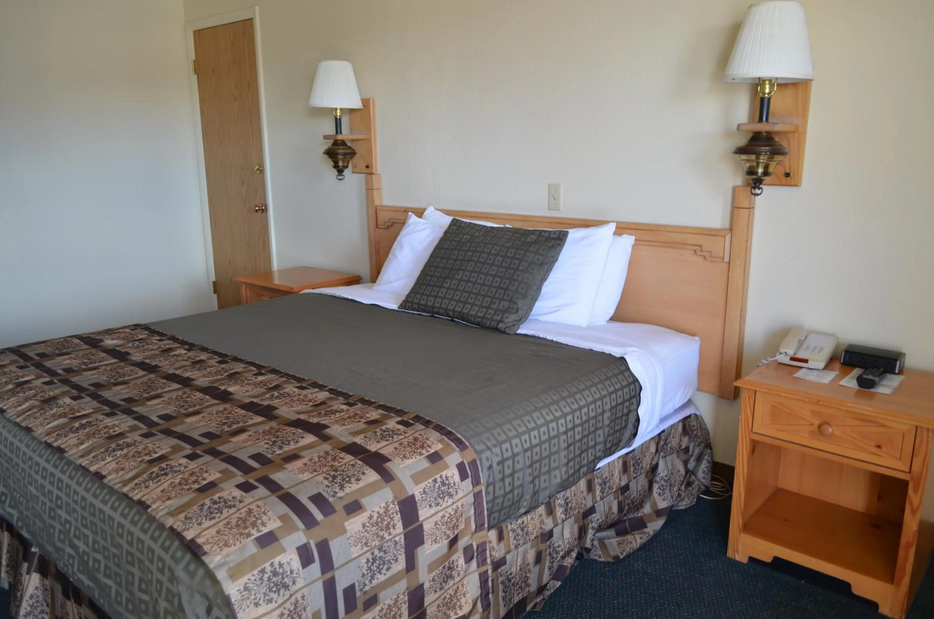 Bedroom, Bed in National 9 Inn Wellington