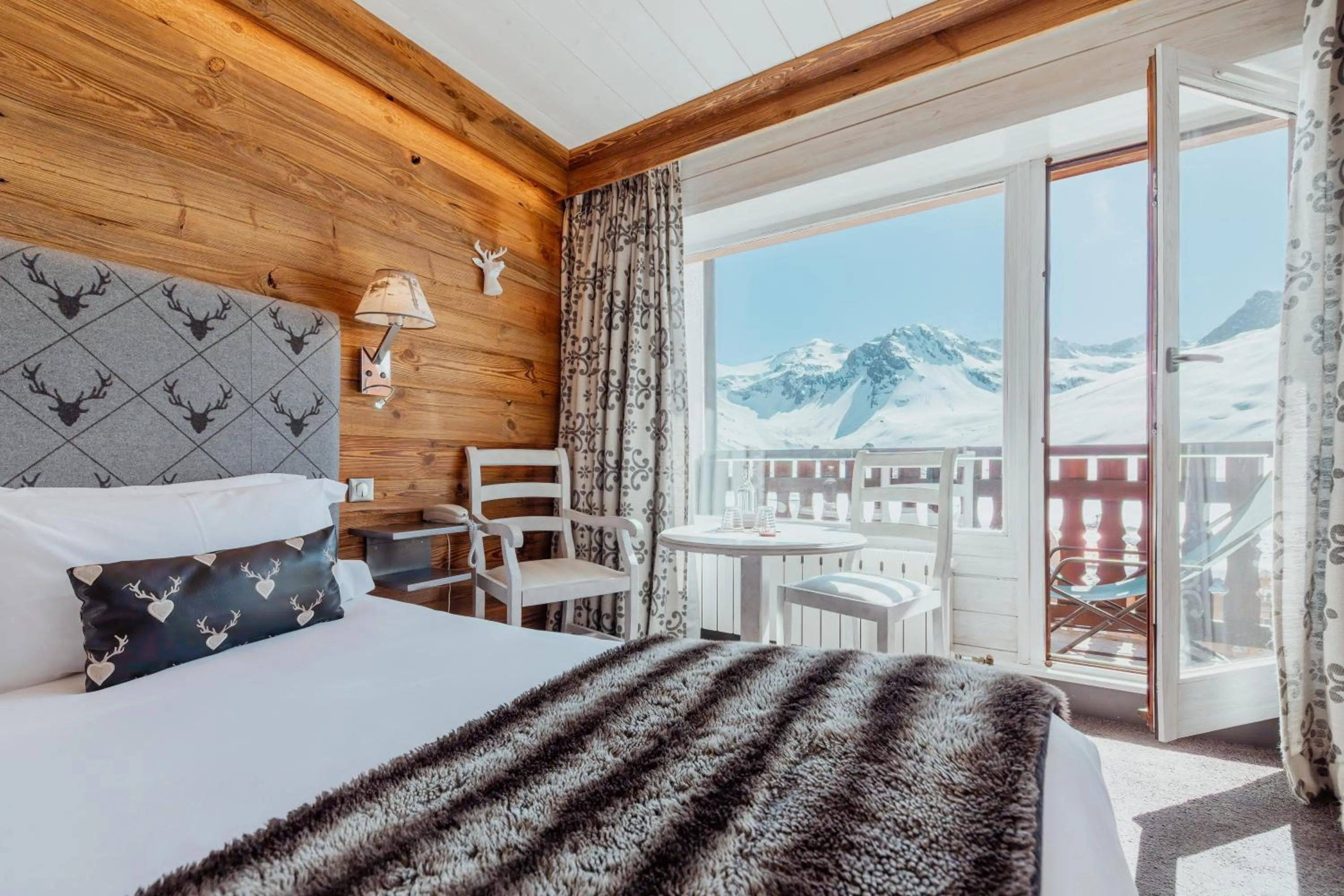 Bed in Hôtel les Campanules by Les Etincelles