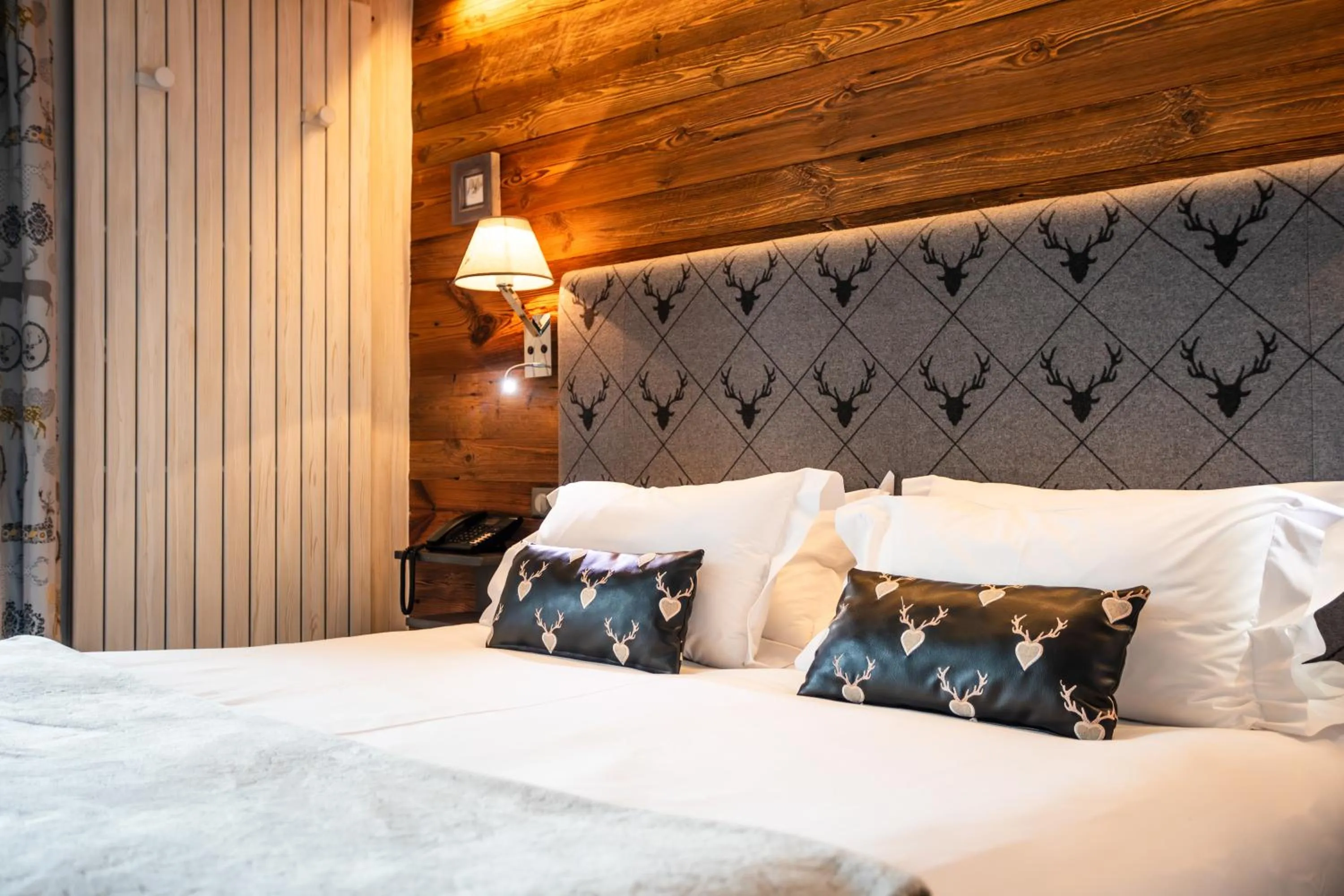 Bed in Hôtel les Campanules by Les Etincelles