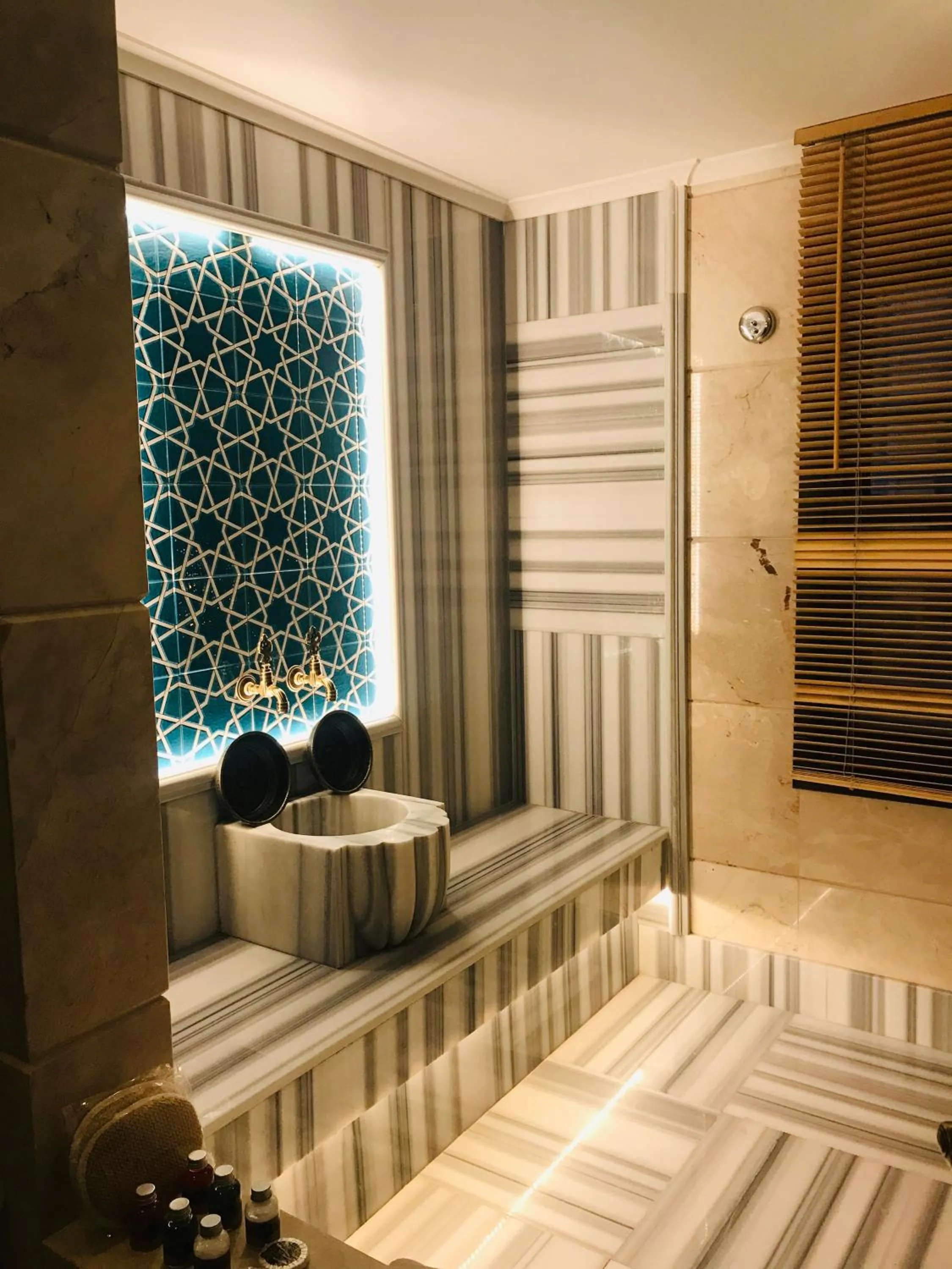 Bathroom in Chatto Hotel