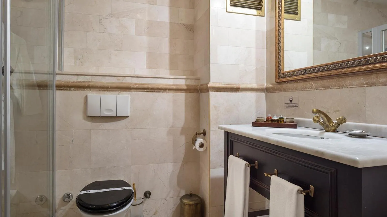 Bathroom in Chatto Hotel