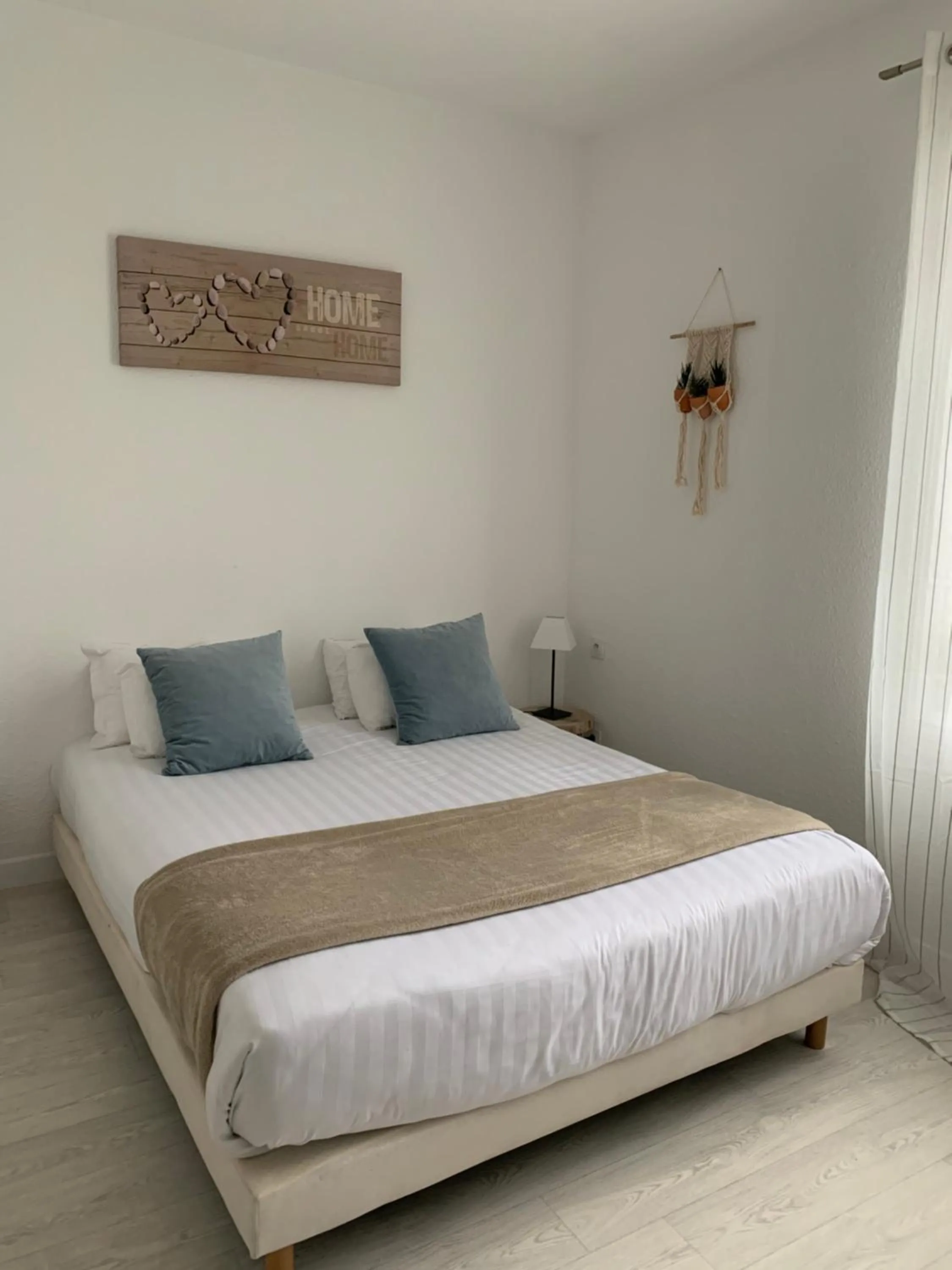 Bedroom, Bed in LOGIS HOTELS - Hôtel et Restaurant L'Océana