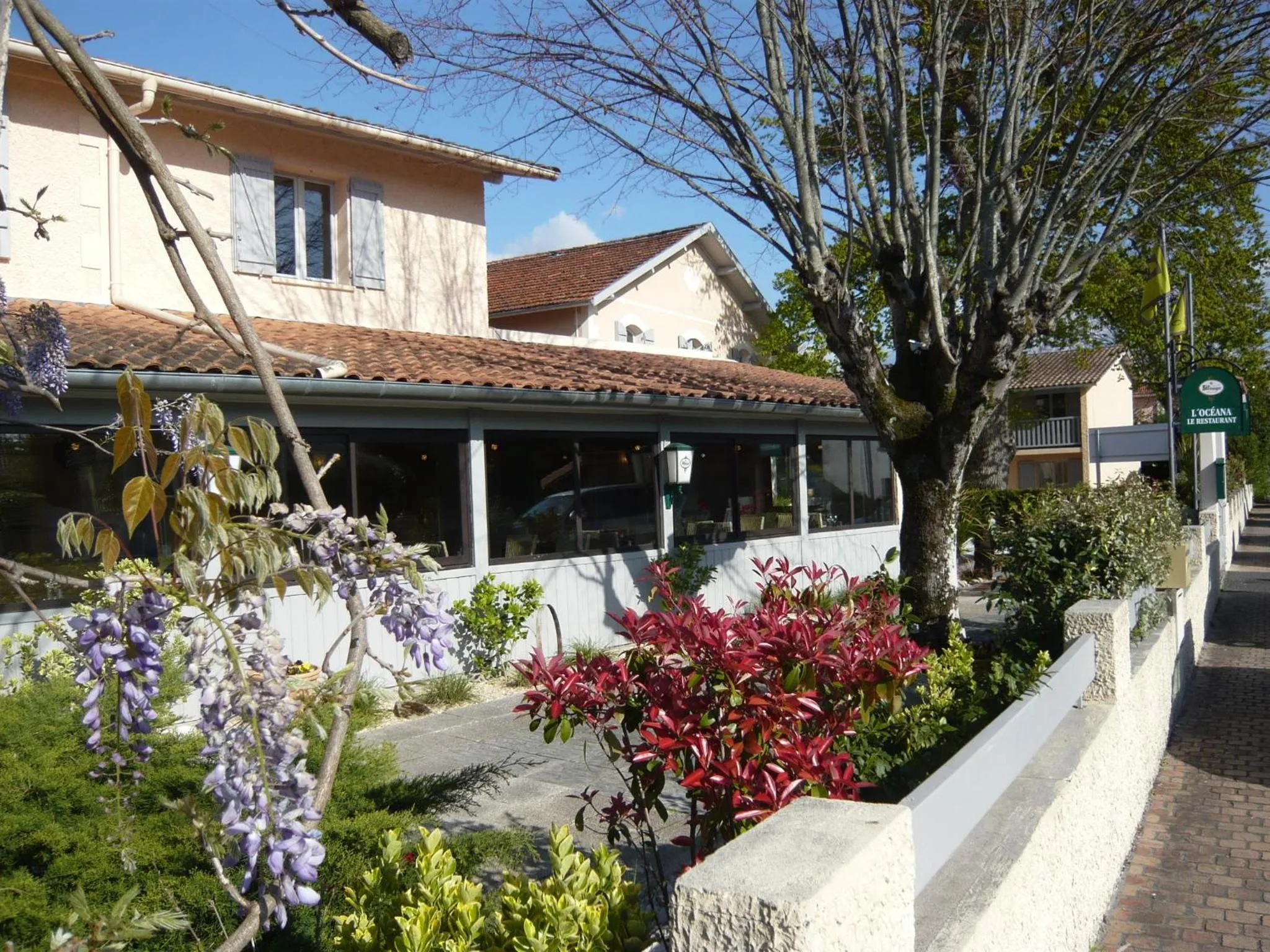 Facade/entrance in LOGIS HOTELS - Hôtel et Restaurant L'Océana