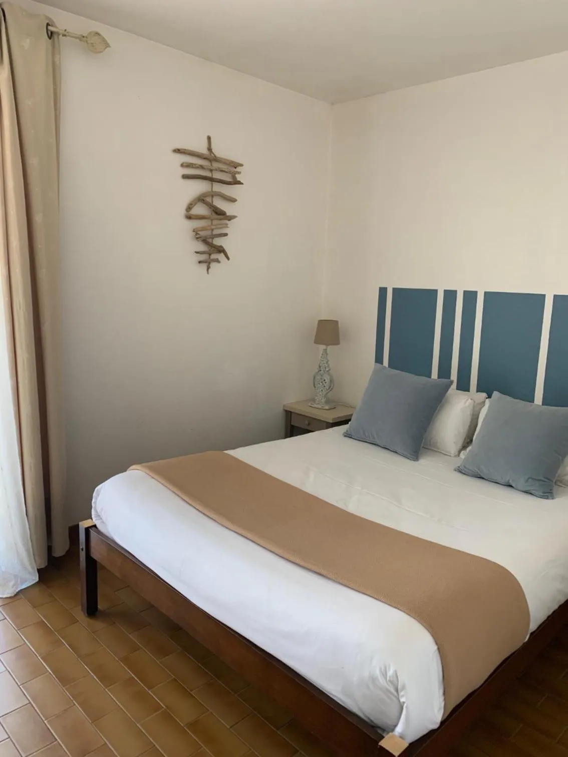 Bed in LOGIS HOTELS - Hôtel et Restaurant L'Océana