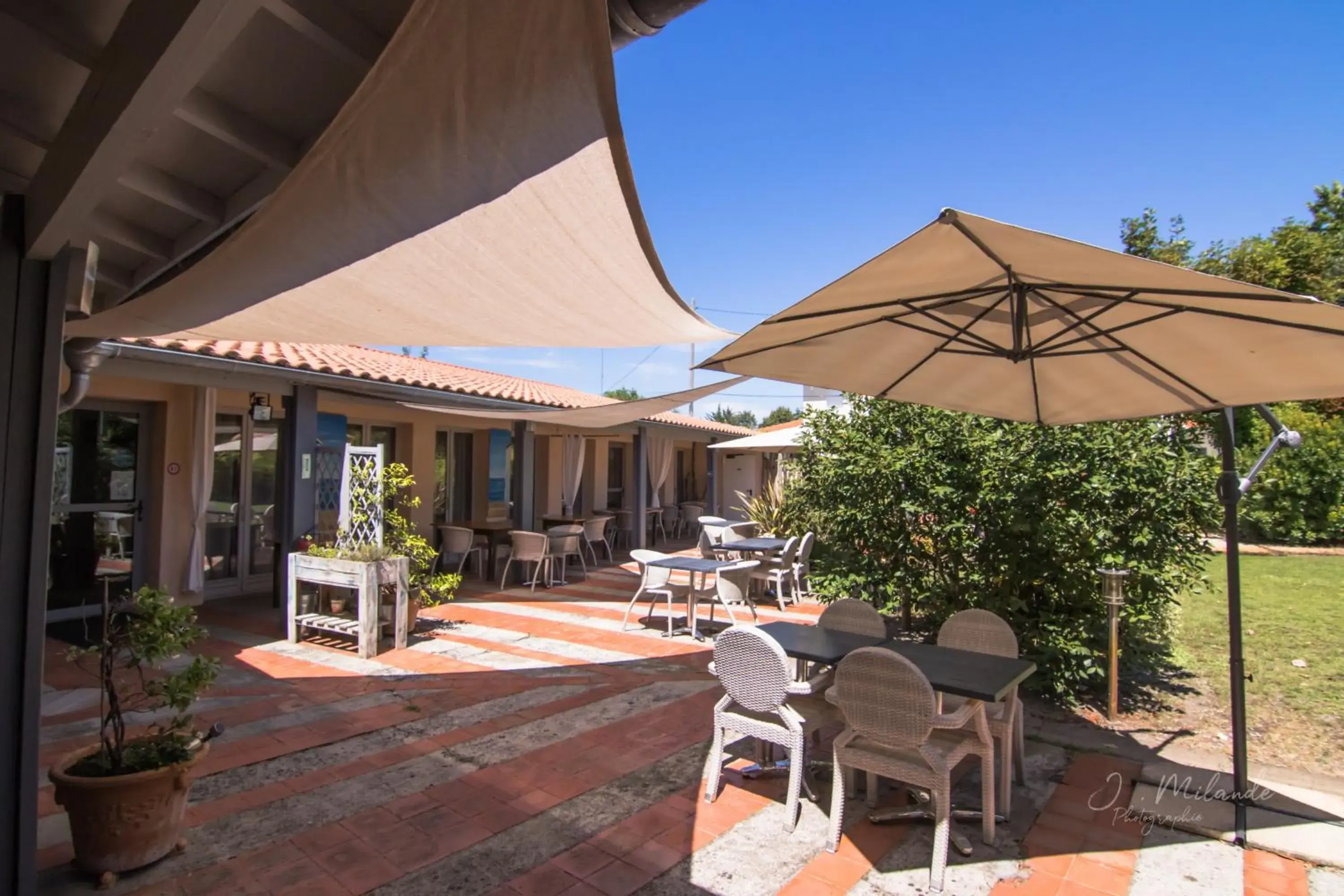 Patio in LOGIS HOTELS - Hôtel et Restaurant L'Océana Patio in LOGIS HOTELS - Hôtel et Restaurant L'Océana