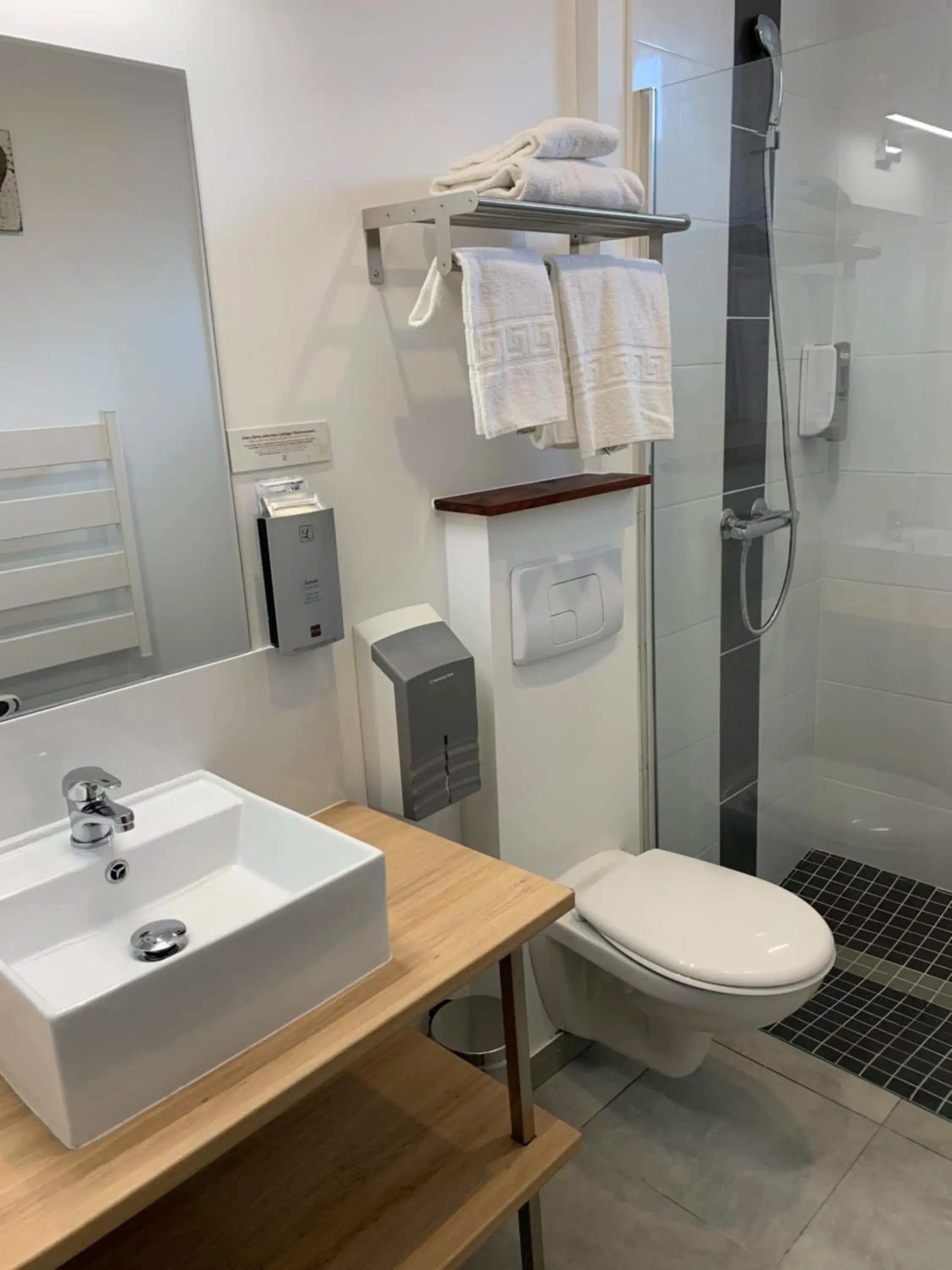 Bathroom in LOGIS HOTELS - Hôtel et Restaurant L'Océana Bathroom in LOGIS HOTELS - Hôtel et Restaurant L'Océana