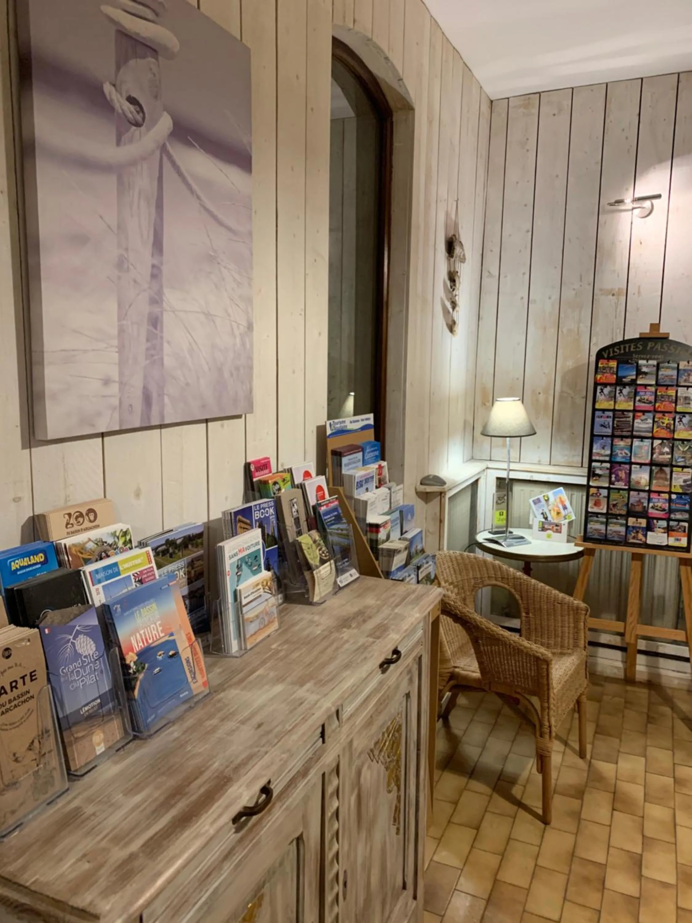 Lobby or reception in LOGIS HOTELS - Hôtel et Restaurant L'Océana