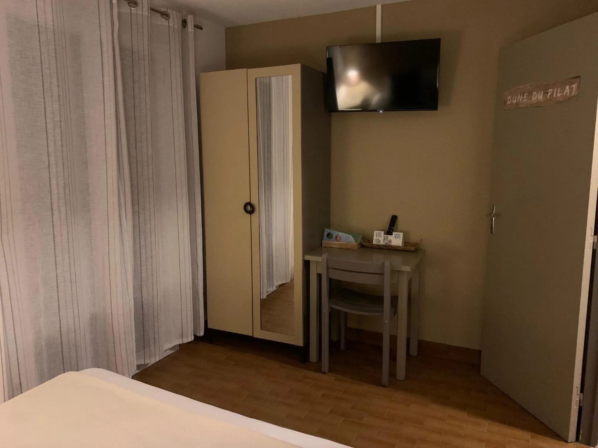 Bedroom, Bed in LOGIS HOTELS - Hôtel et Restaurant L'Océana