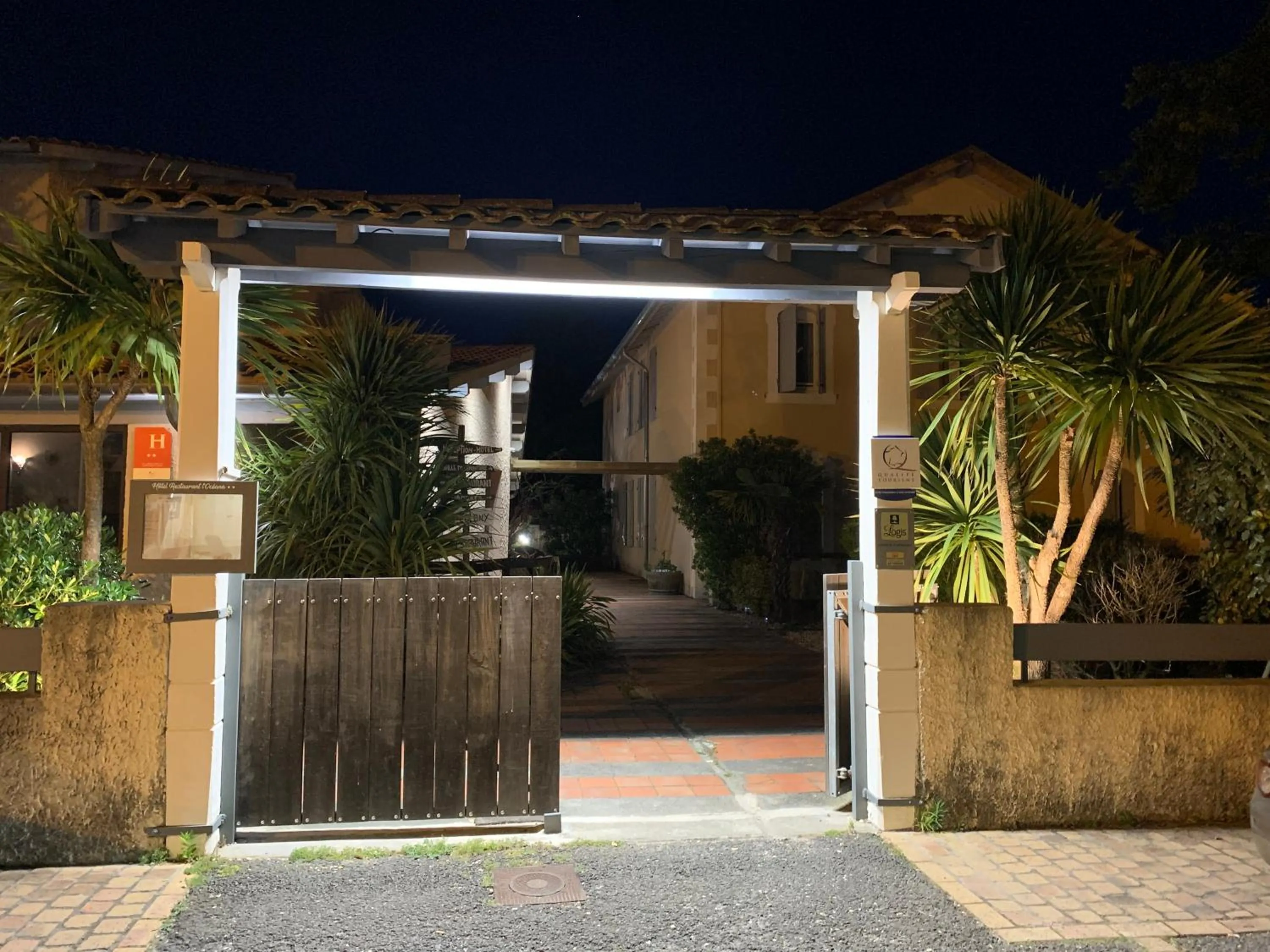 Facade/entrance in LOGIS HOTELS - Hôtel et Restaurant L'Océana