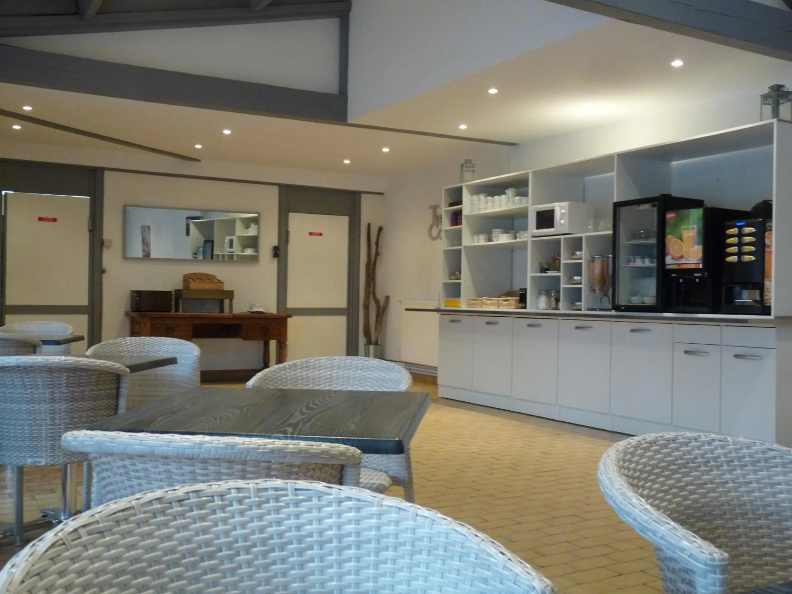 Communal lounge/ TV room in LOGIS HOTELS - Hôtel et Restaurant L'Océana
