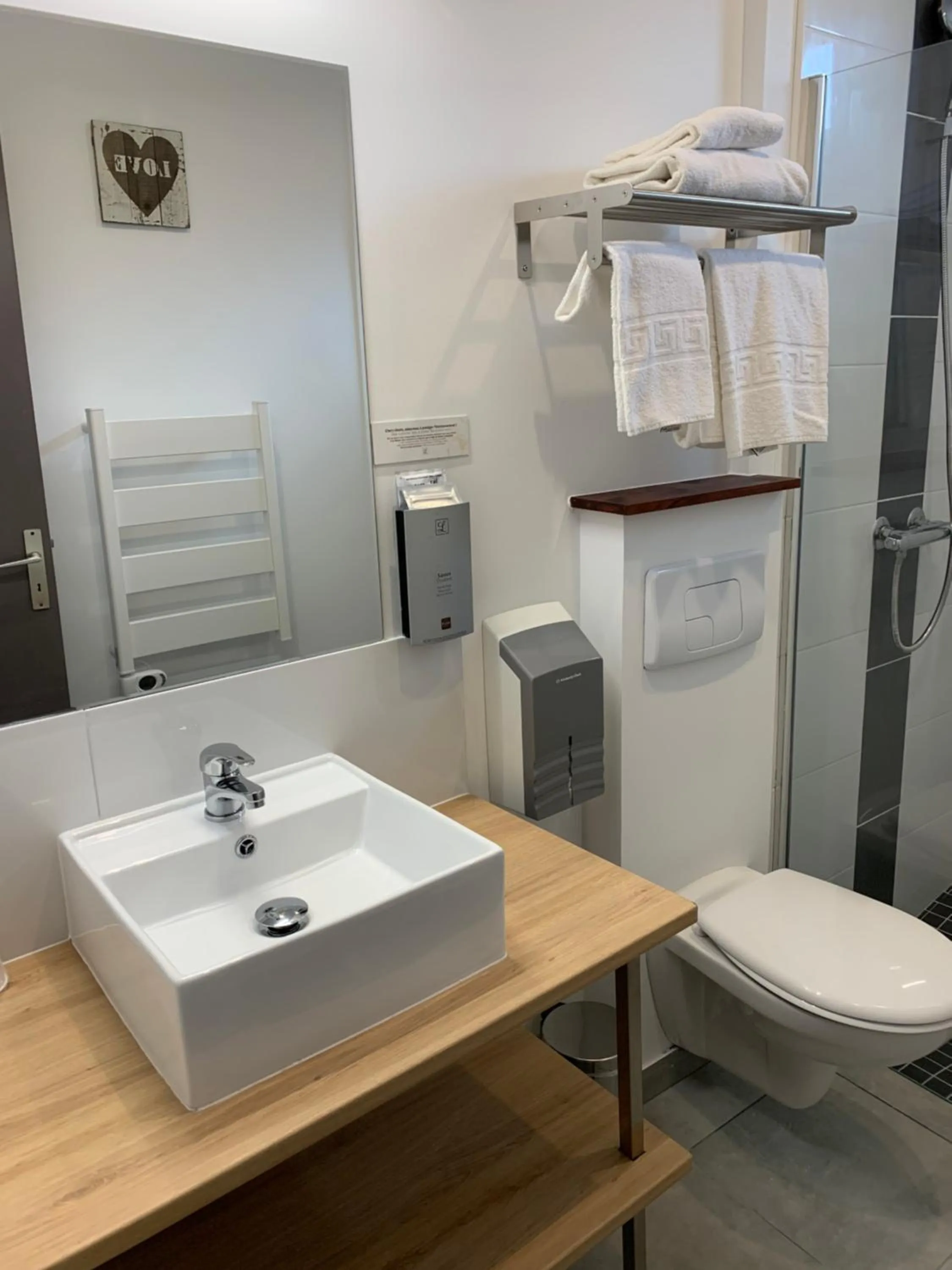 Bathroom in LOGIS HOTELS - Hôtel et Restaurant L'Océana