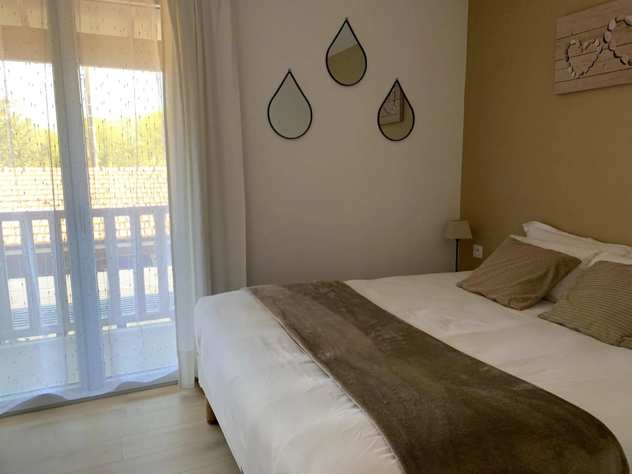 Bed in LOGIS HOTELS - Hôtel et Restaurant L'Océana