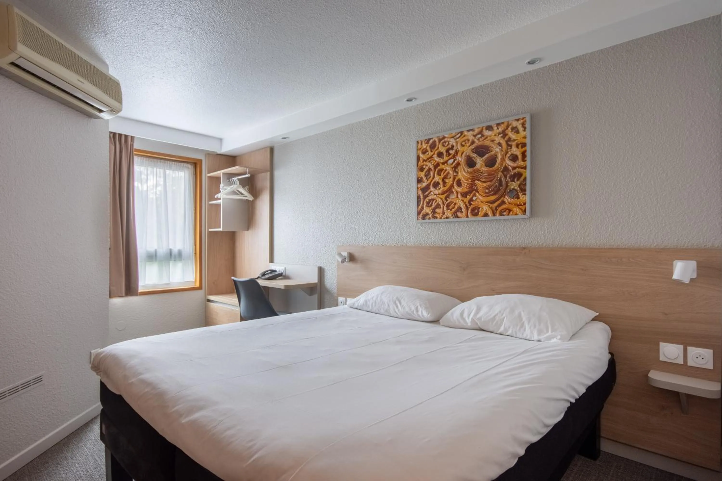 Property building, Bed in Brit Hotel Mulhouse Centre