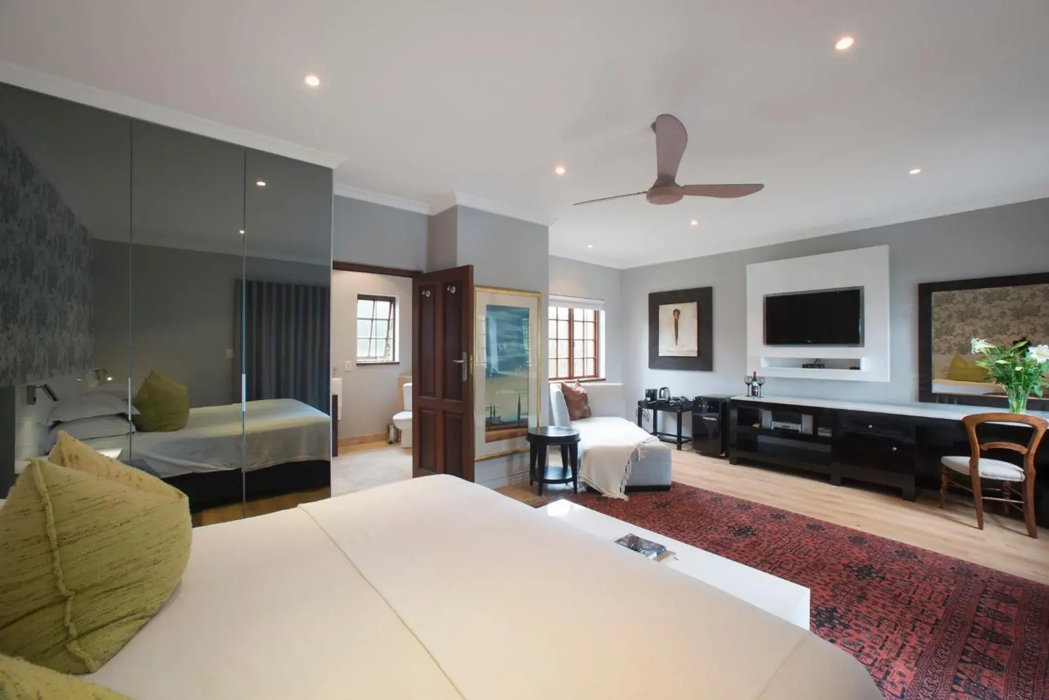 Photo of the whole room, Bed in Kanonkop House Photo of the whole room, Bed in Kanonkop House