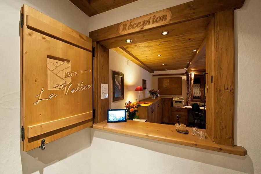 Lobby or reception in La Vallée Hôtel &Spa