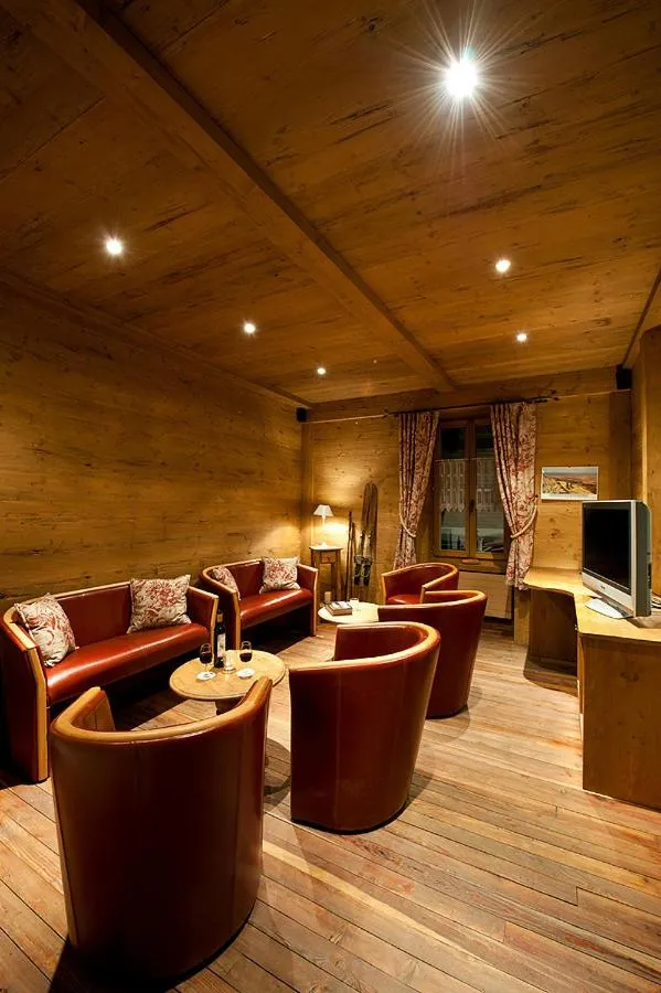 Lounge or bar in La Vallée Hôtel &Spa