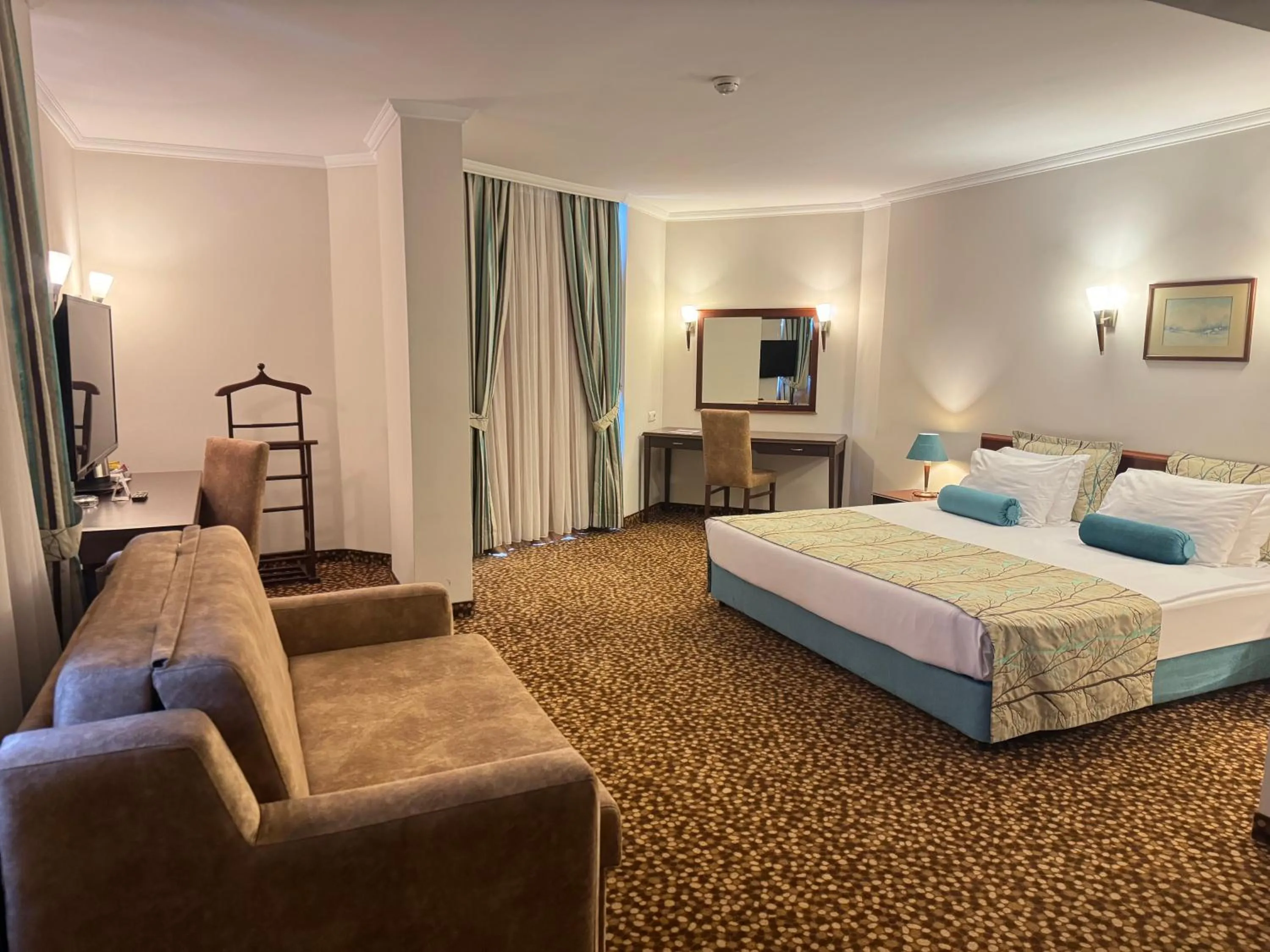 Photo of the whole room, Bed in Best Western Plus Khan Hotel