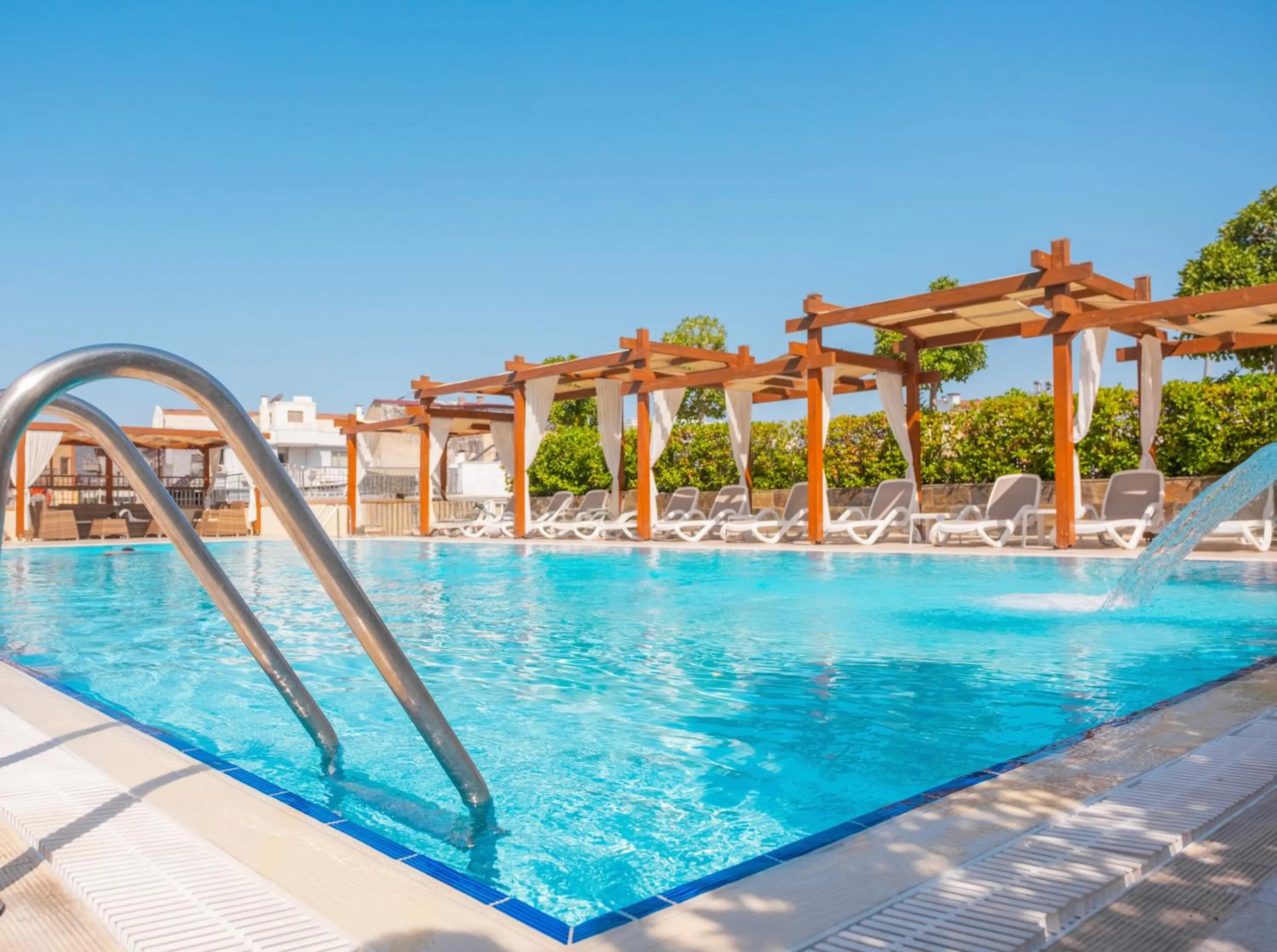 Swimming pool in Best Western Plus Khan Hotel