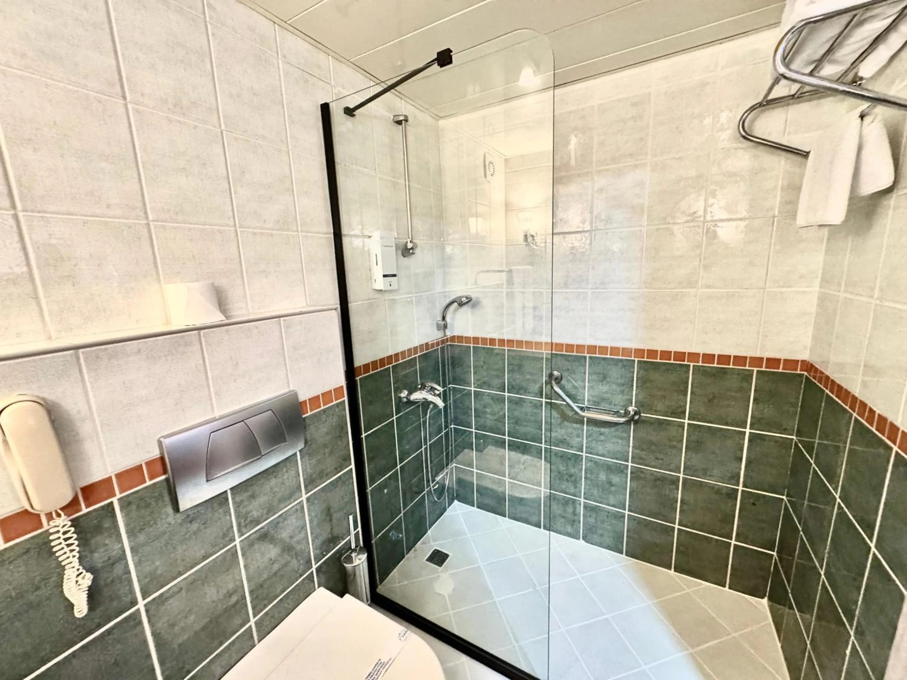 Shower in Best Western Plus Khan Hotel