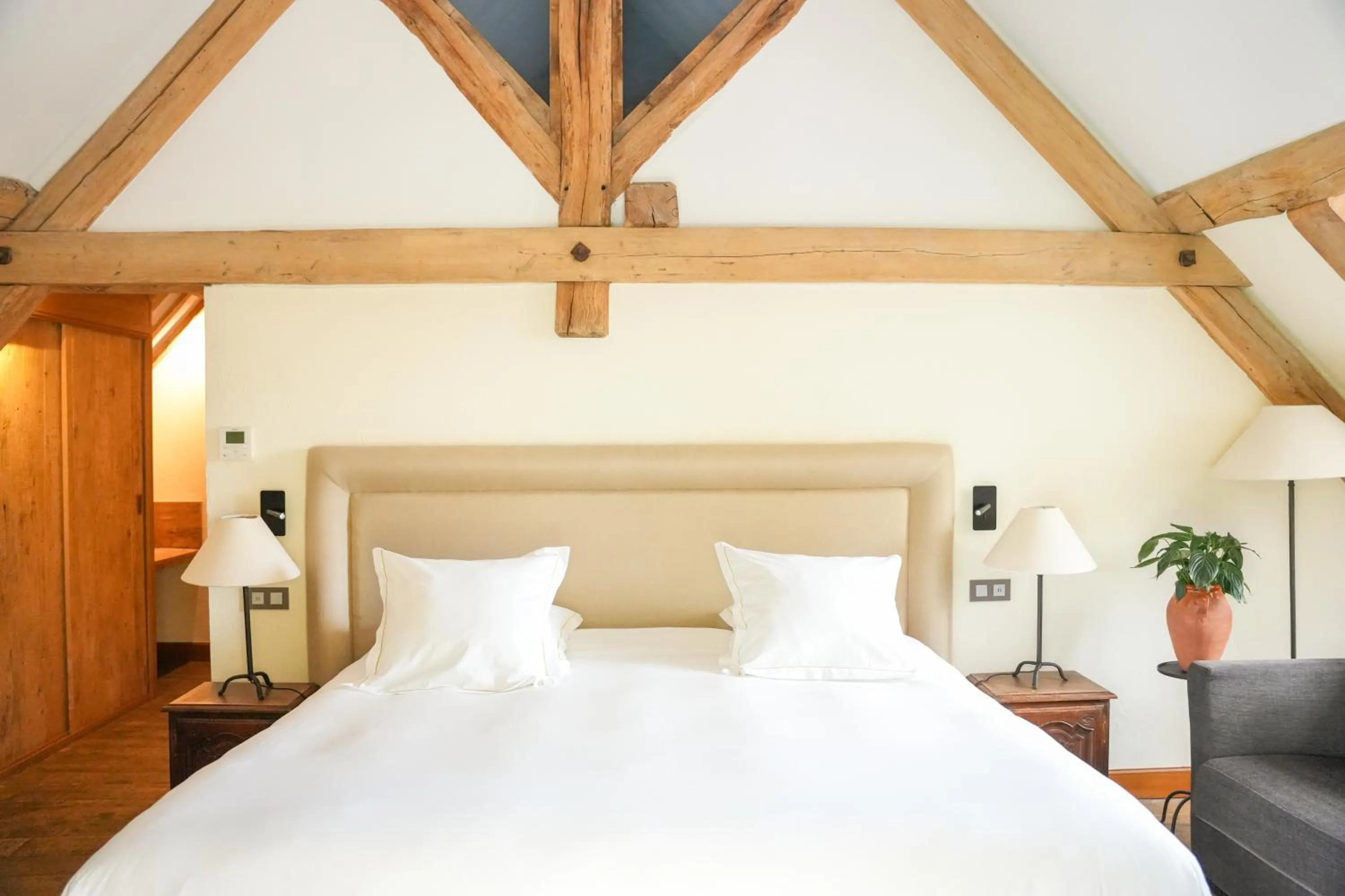 Bedroom, Bed in Hostellerie De Levernois
