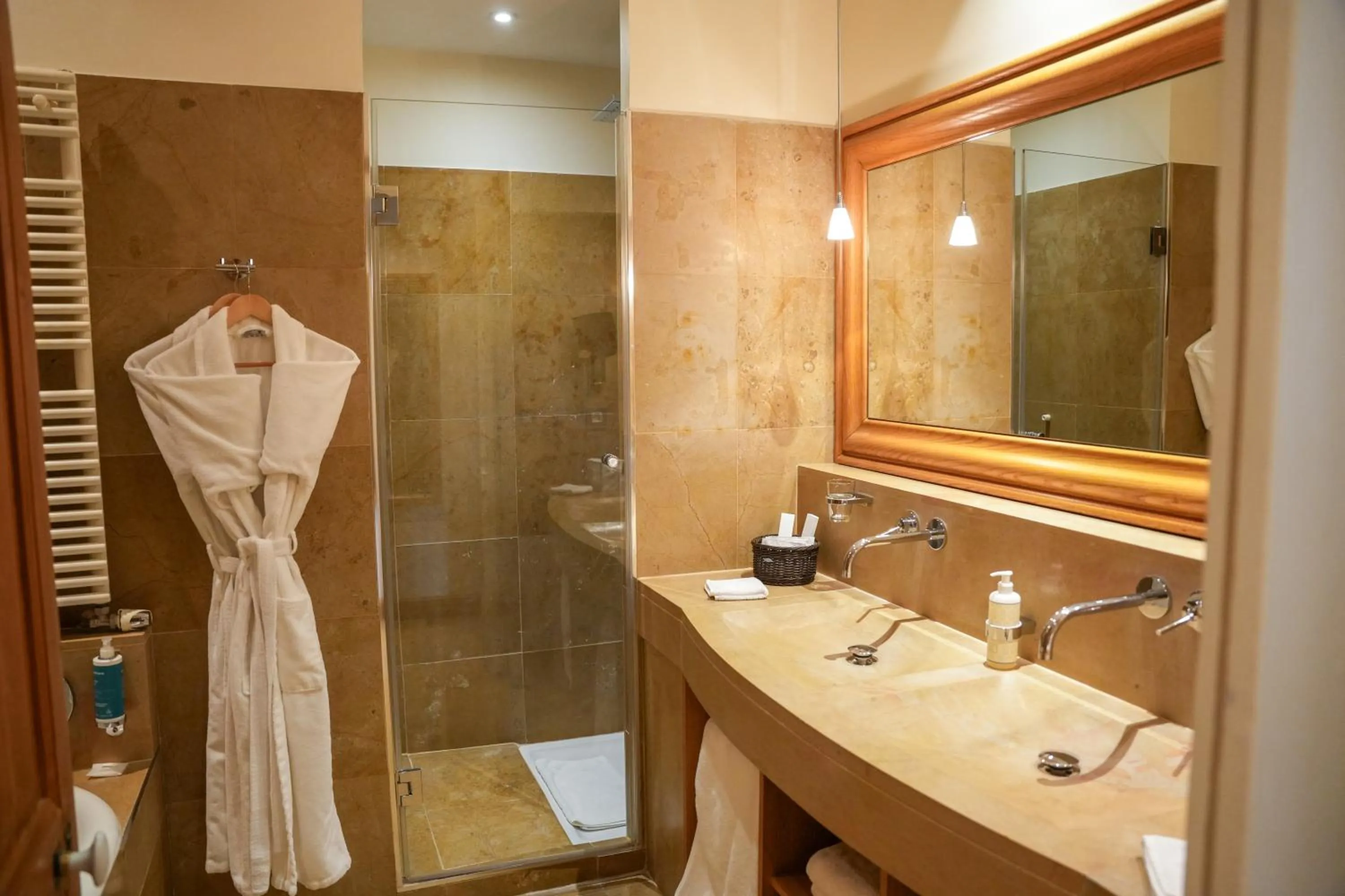 Bathroom in Hostellerie De Levernois