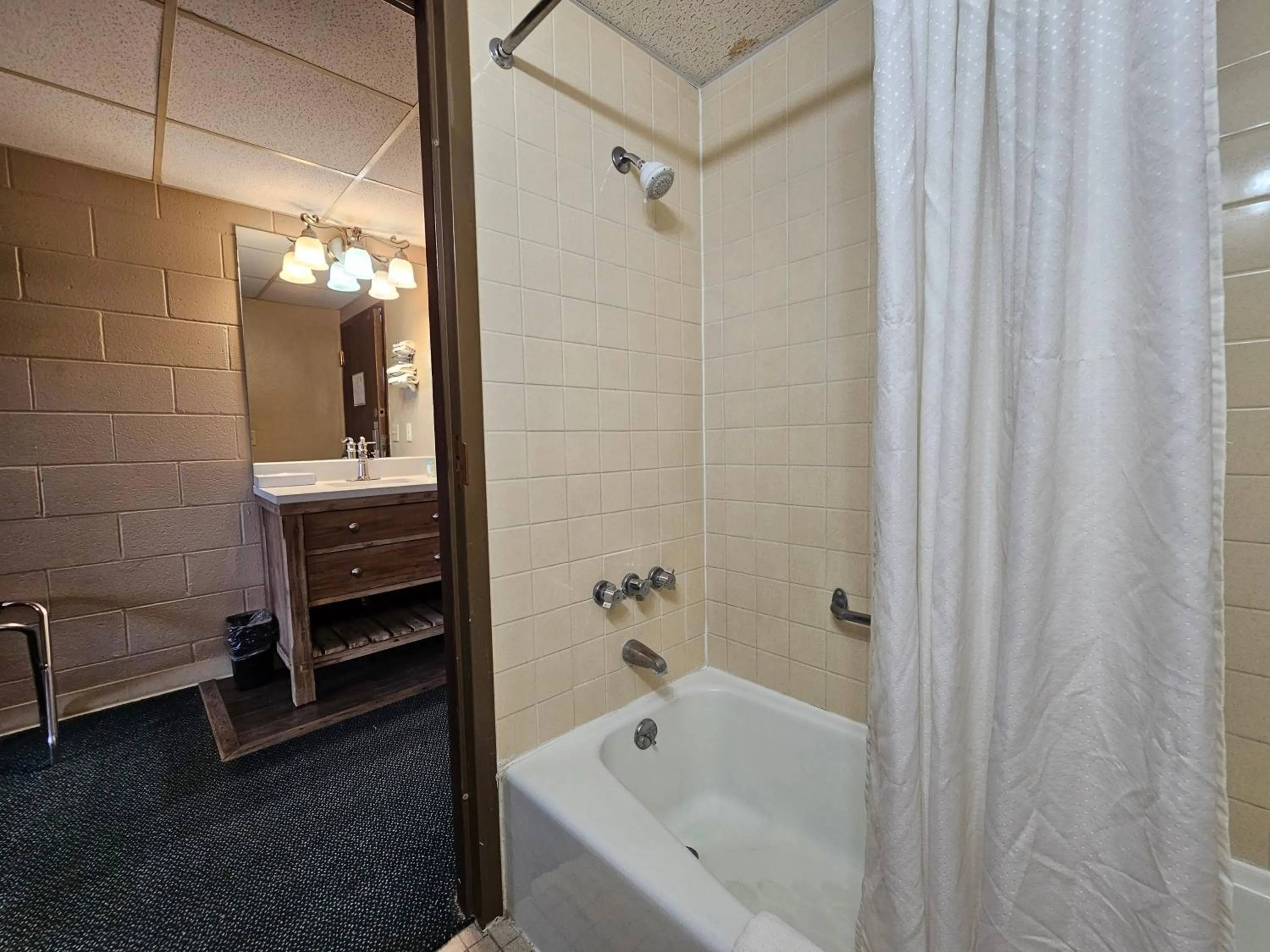 Shower in 1st Choice Inn of Rawlins