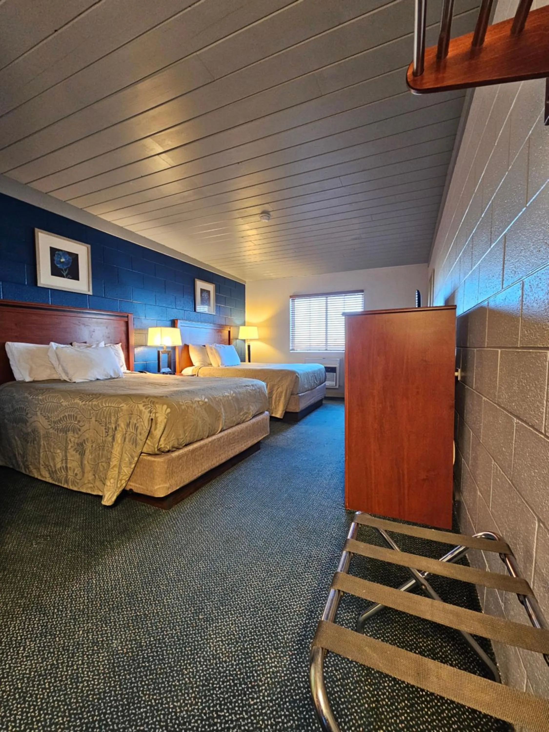 Bed in 1st Choice Inn of Rawlins