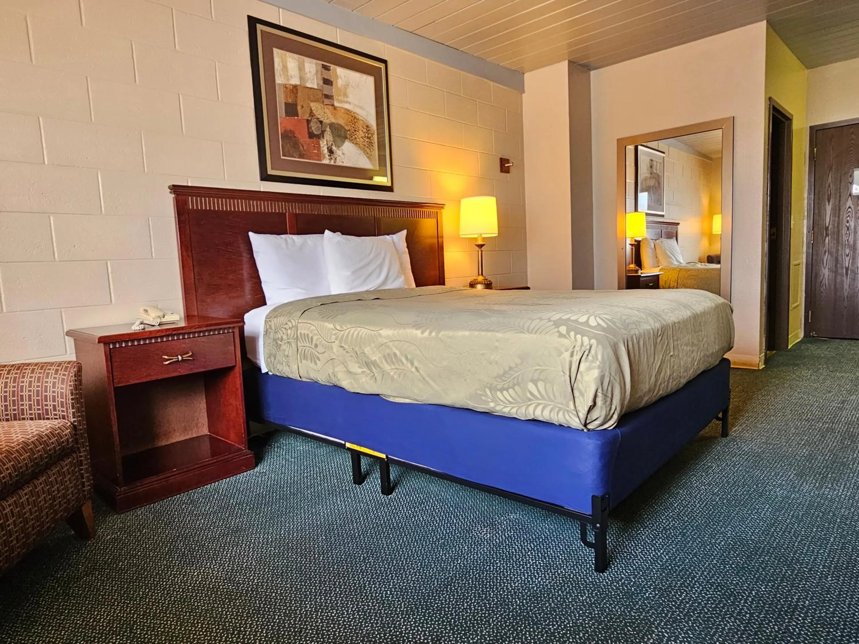 Bed in 1st Choice Inn of Rawlins