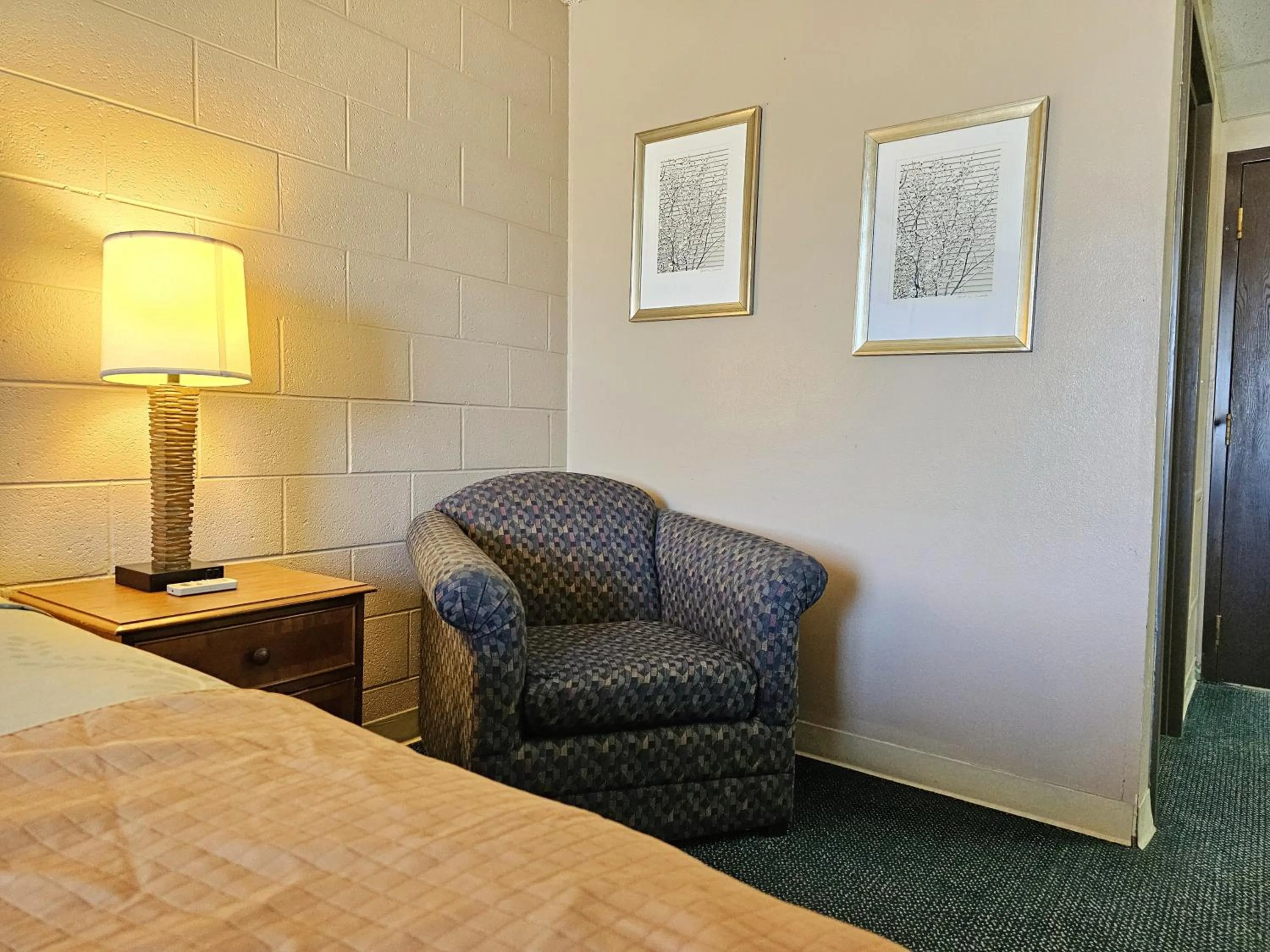 Seating area, Bed in 1st Choice Inn of Rawlins