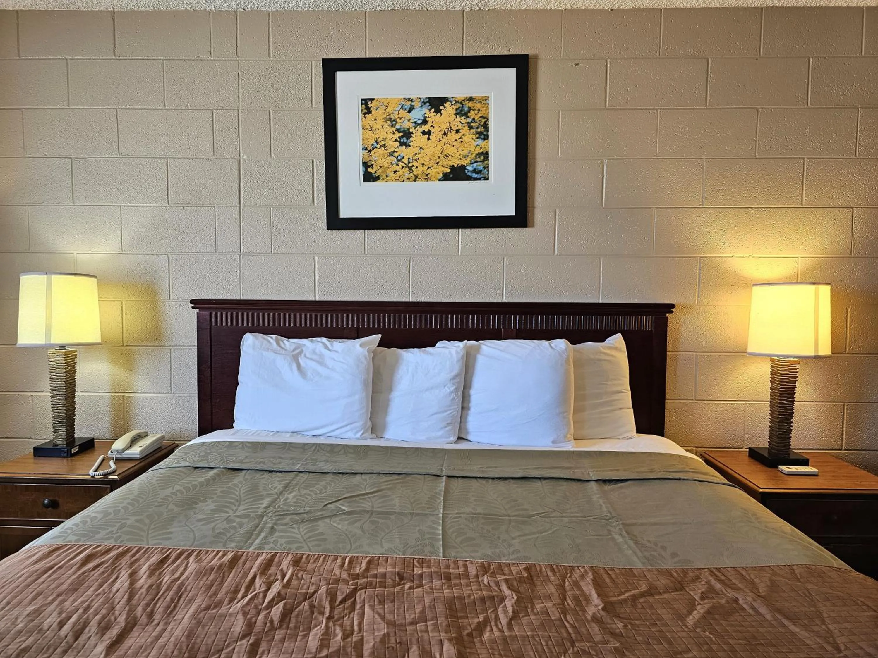 Bed in 1st Choice Inn of Rawlins