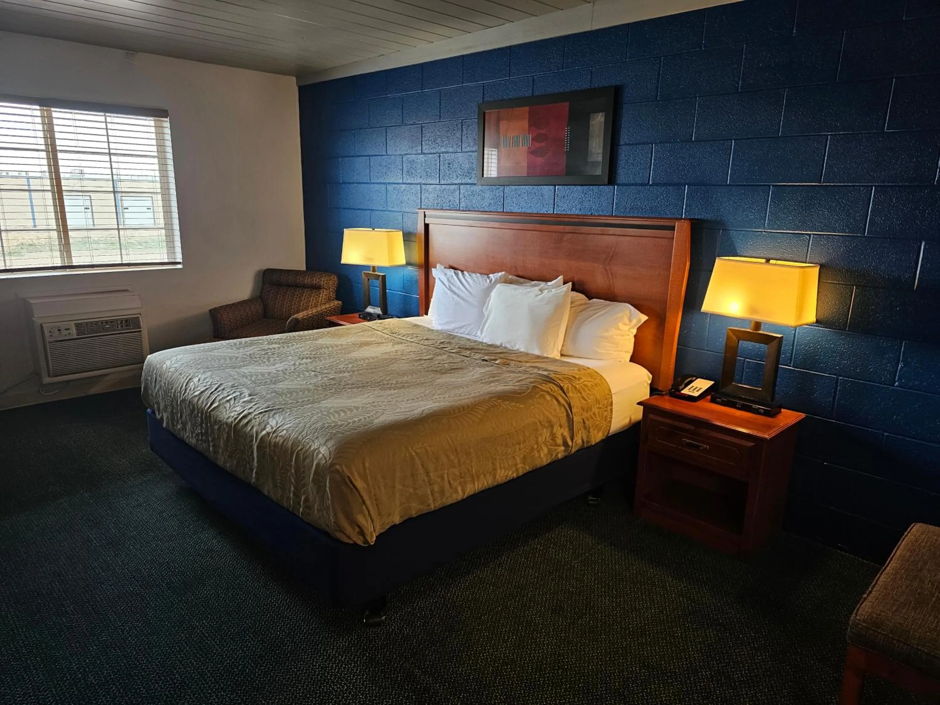 Bed in 1st Choice Inn of Rawlins