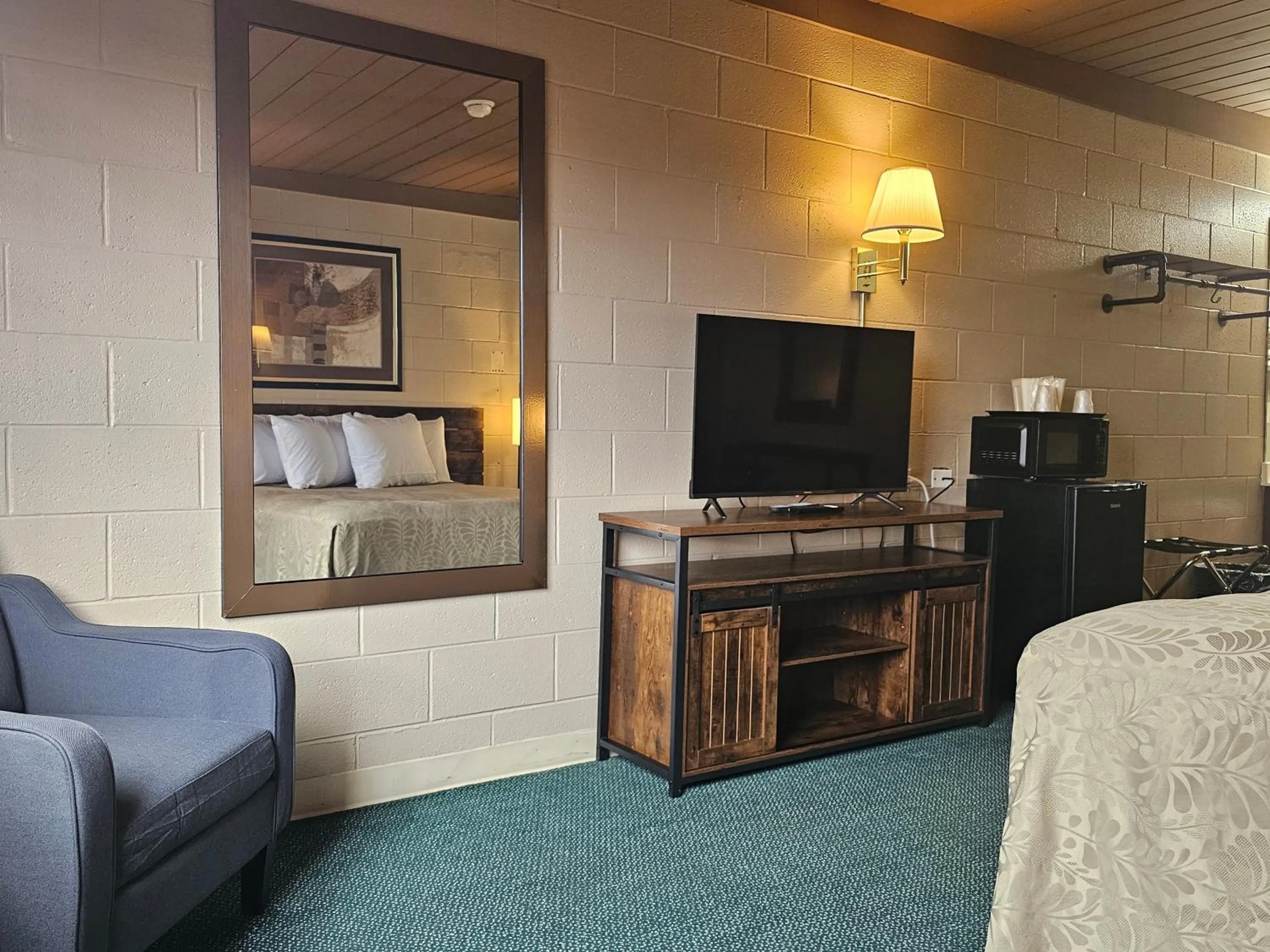 TV and multimedia, Bed in 1st Choice Inn of Rawlins