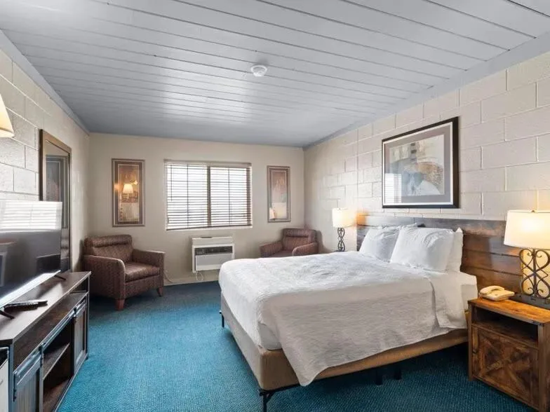 Bed in 1st Choice Inn of Rawlins