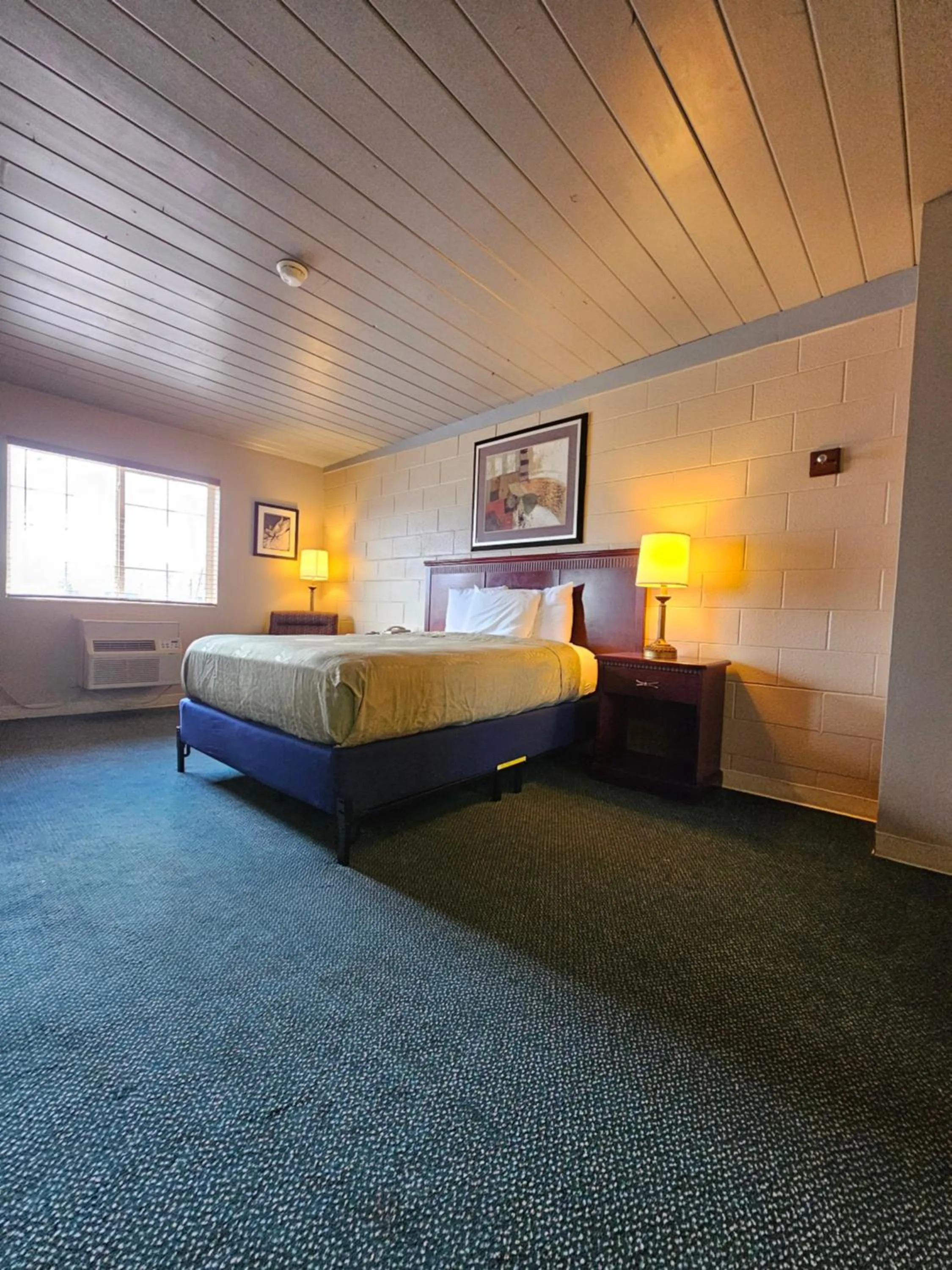 Bed in 1st Choice Inn of Rawlins