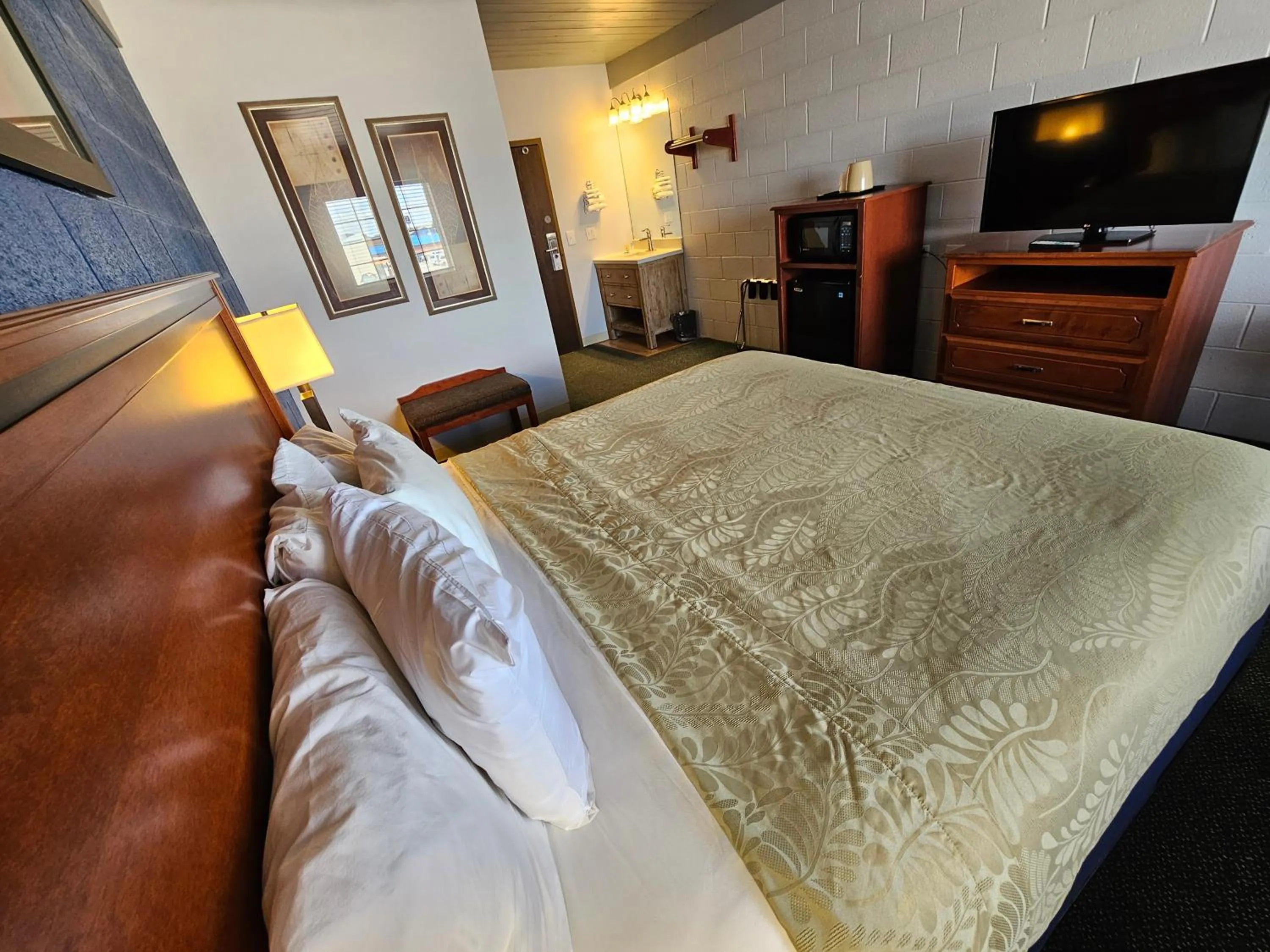 Bed in 1st Choice Inn of Rawlins