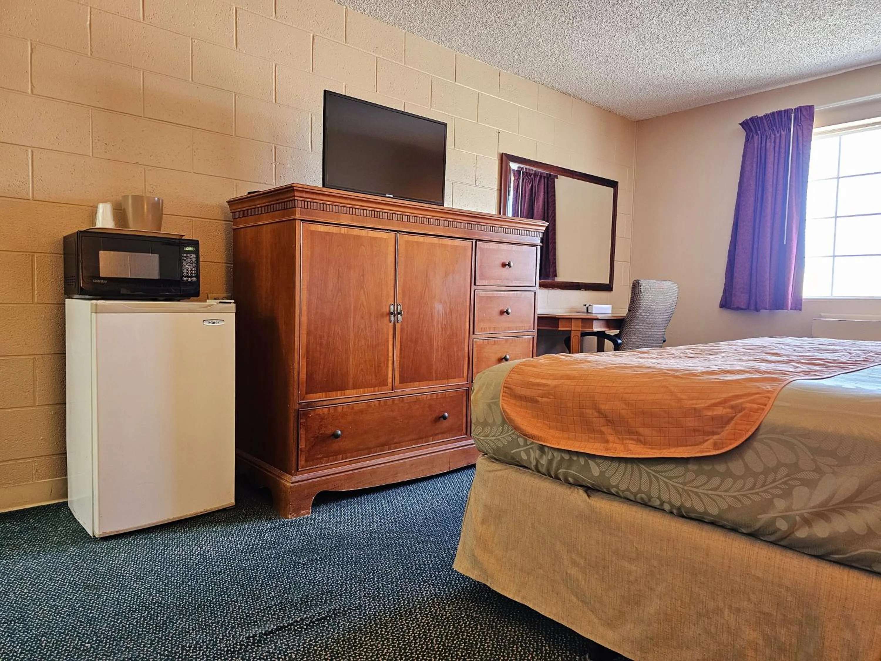 Bed in 1st Choice Inn of Rawlins