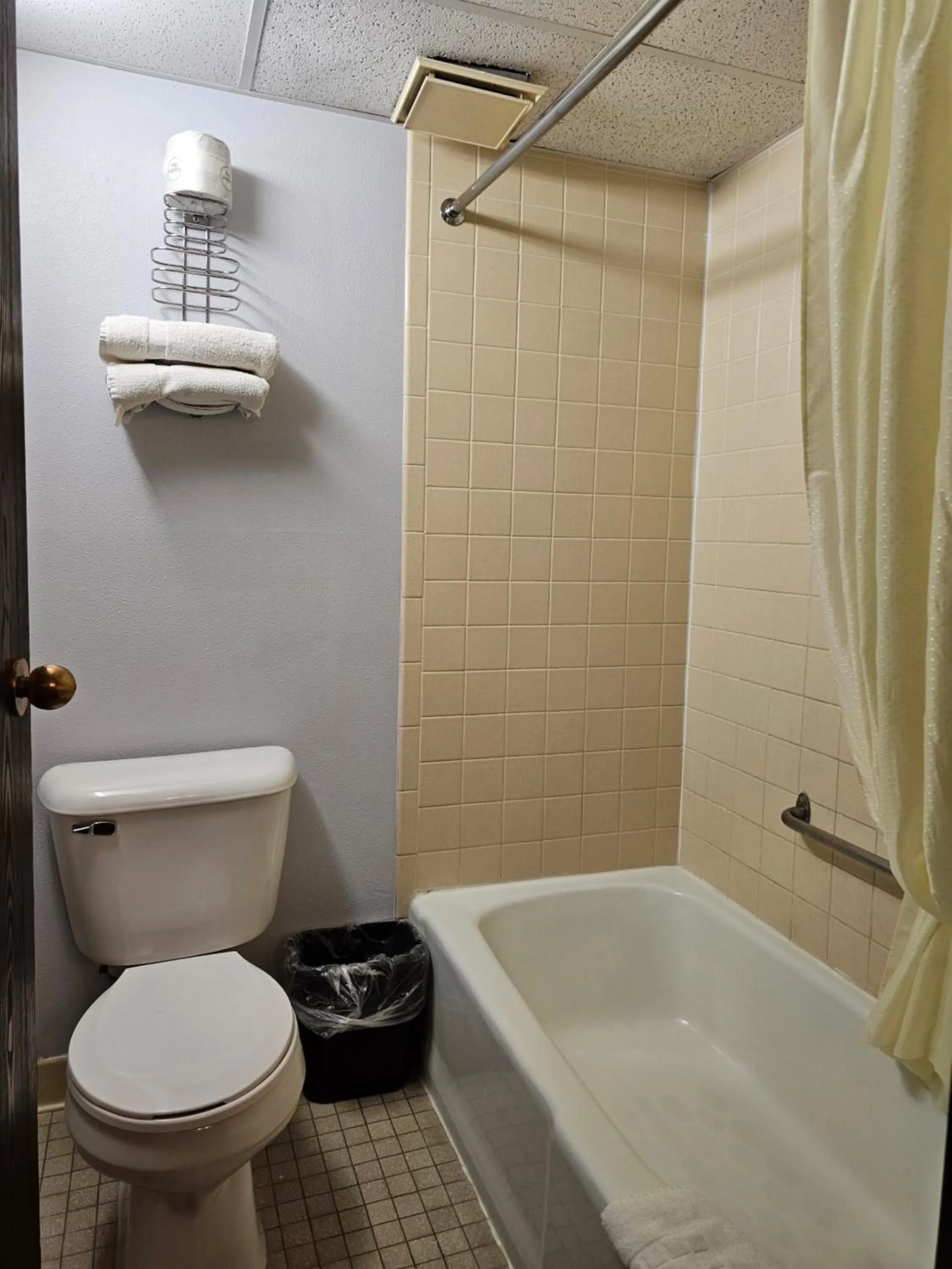 Shower in 1st Choice Inn of Rawlins